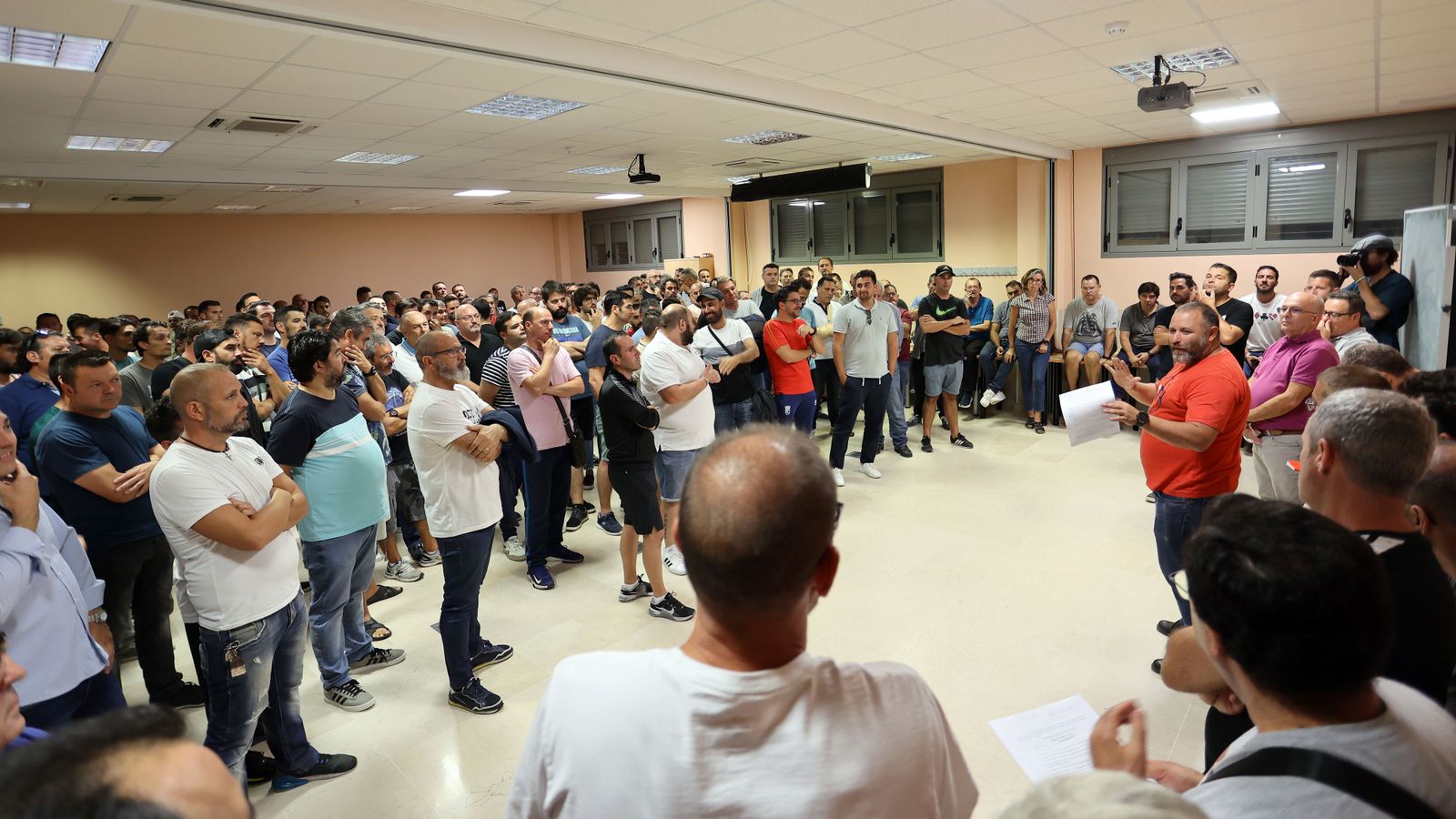 Asamblea de los trabajadores de los turnos de noche y de mañana de las bodegas.