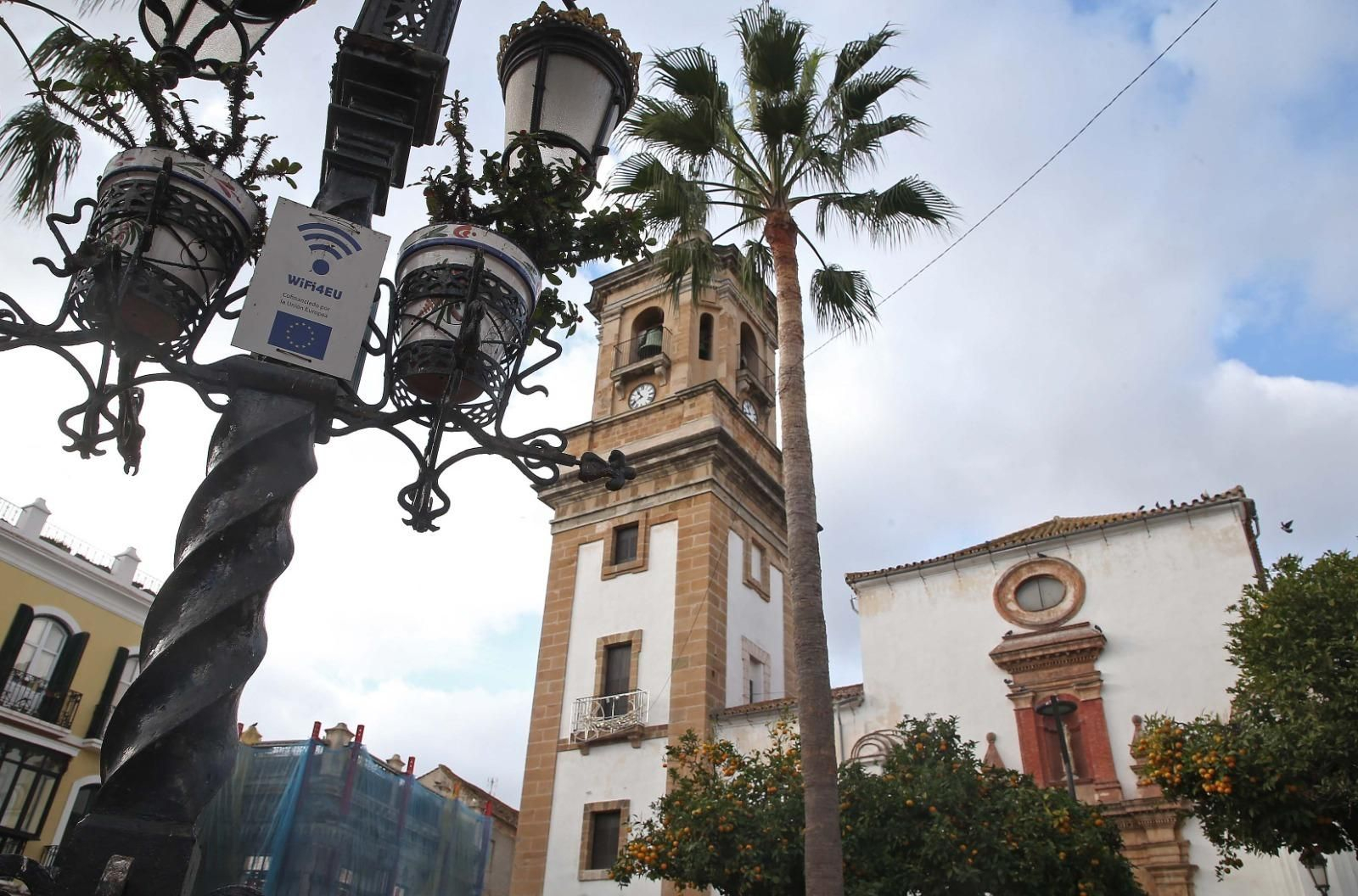 Un cartel en la Plaza Alta donde se indica que existe wifi gratuito mediante la iniciativa WiFi4EU.
