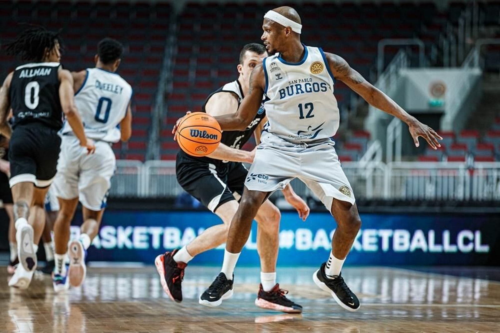 Thad McFadden, en una acción del partido.