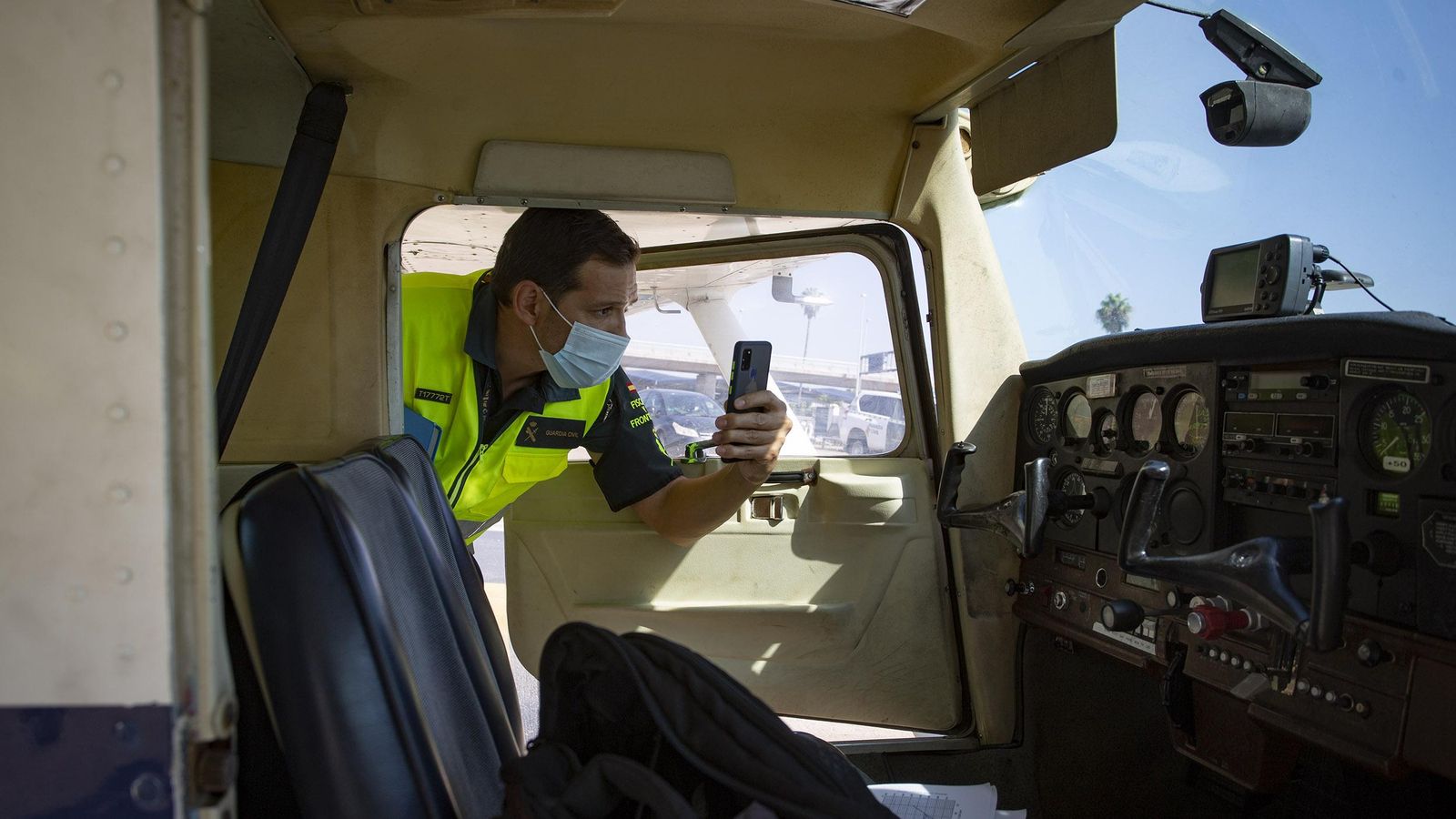 Un guardia civil fotografía el interior de una cabina.