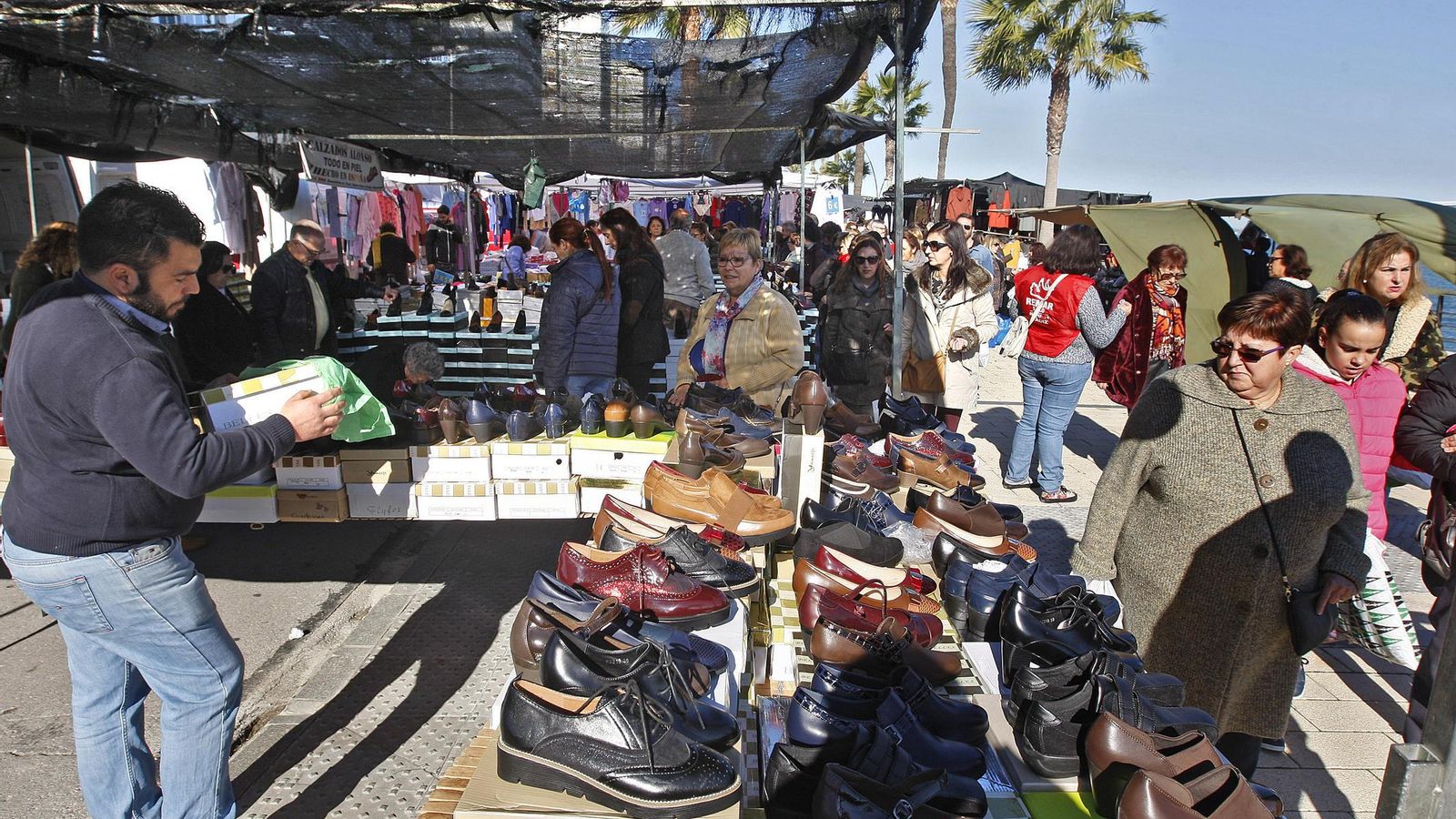 Muchos gaditanos se acercan al mercadillo todos los lunes sin falta, aunque sólo sea para pasear