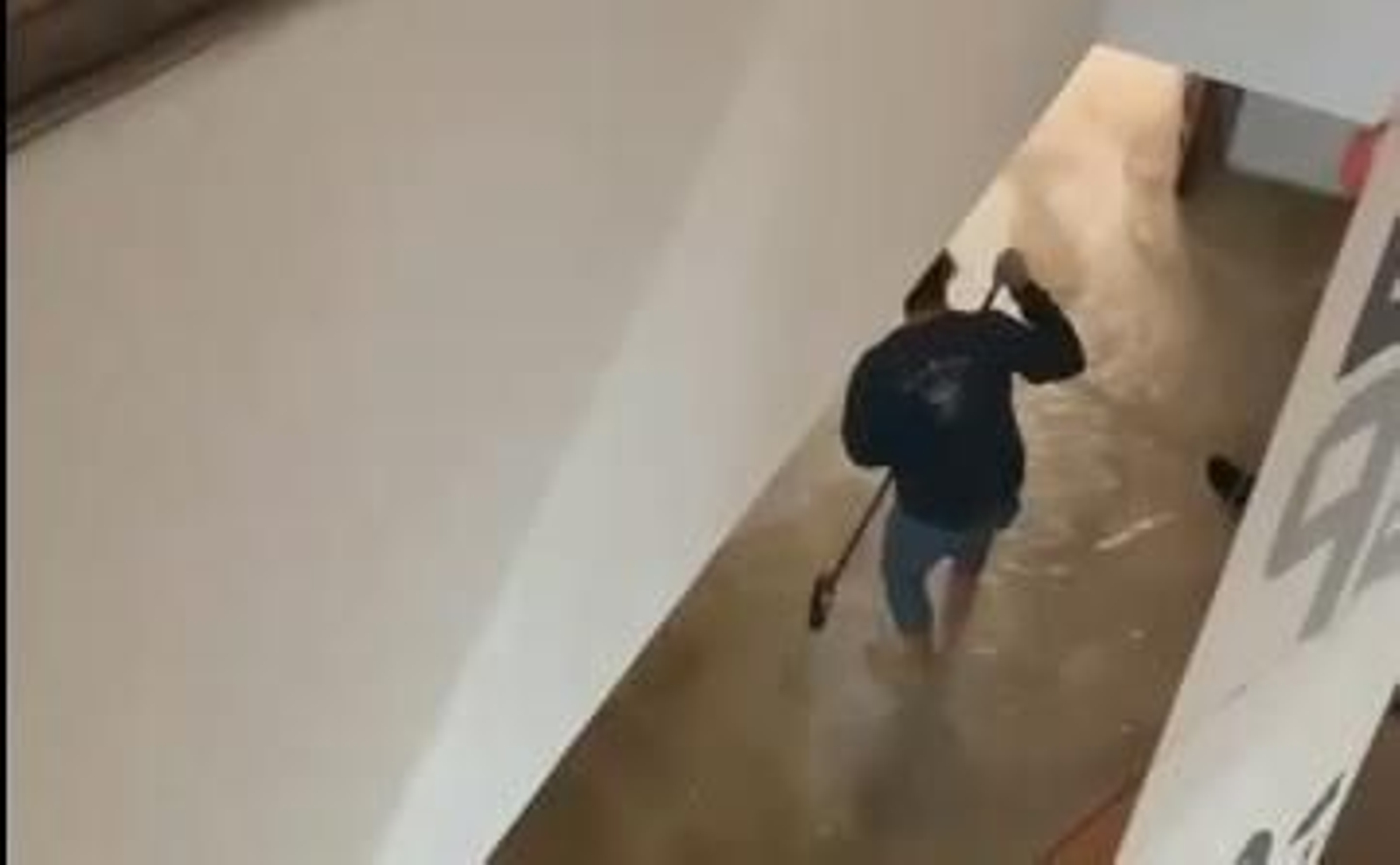 Una persona achica agua en el colegio San Estanislao, este martes. Una persona achica agua en el colegio San Estanislao, este martes.