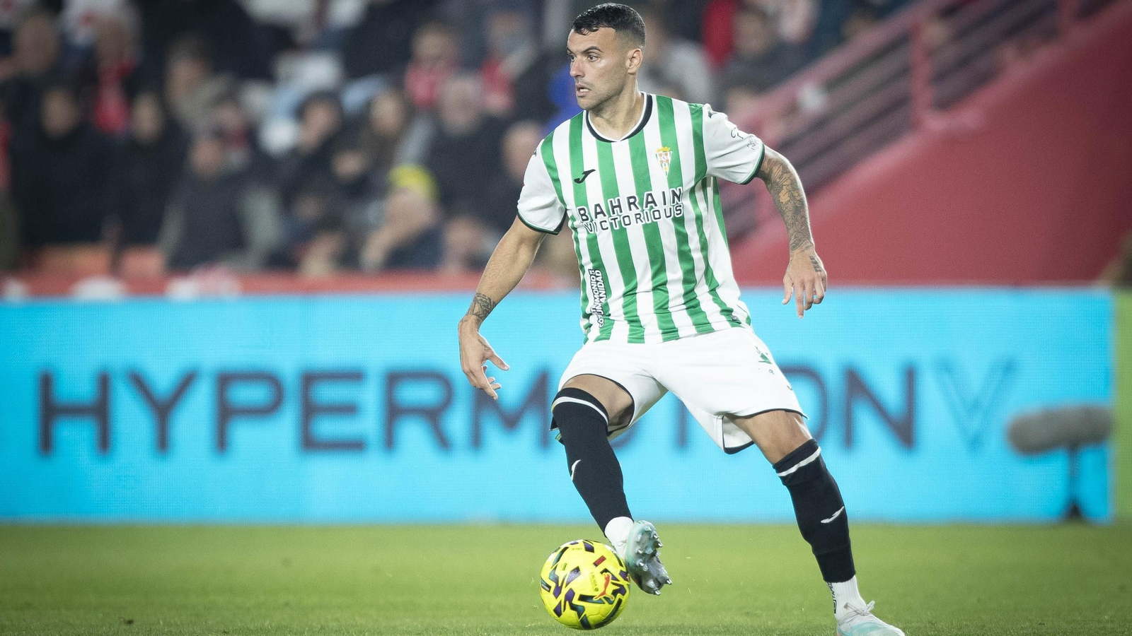 Álex Martín controla el balón durante un partido.