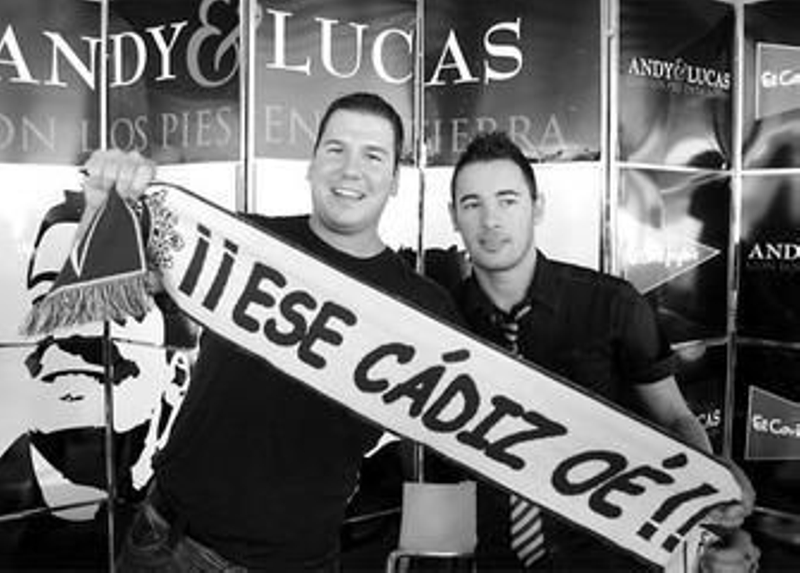 Andy&Lucas, dos reconocidos cadistas, posan con una bufanda del club durante la presentación de su disco.
