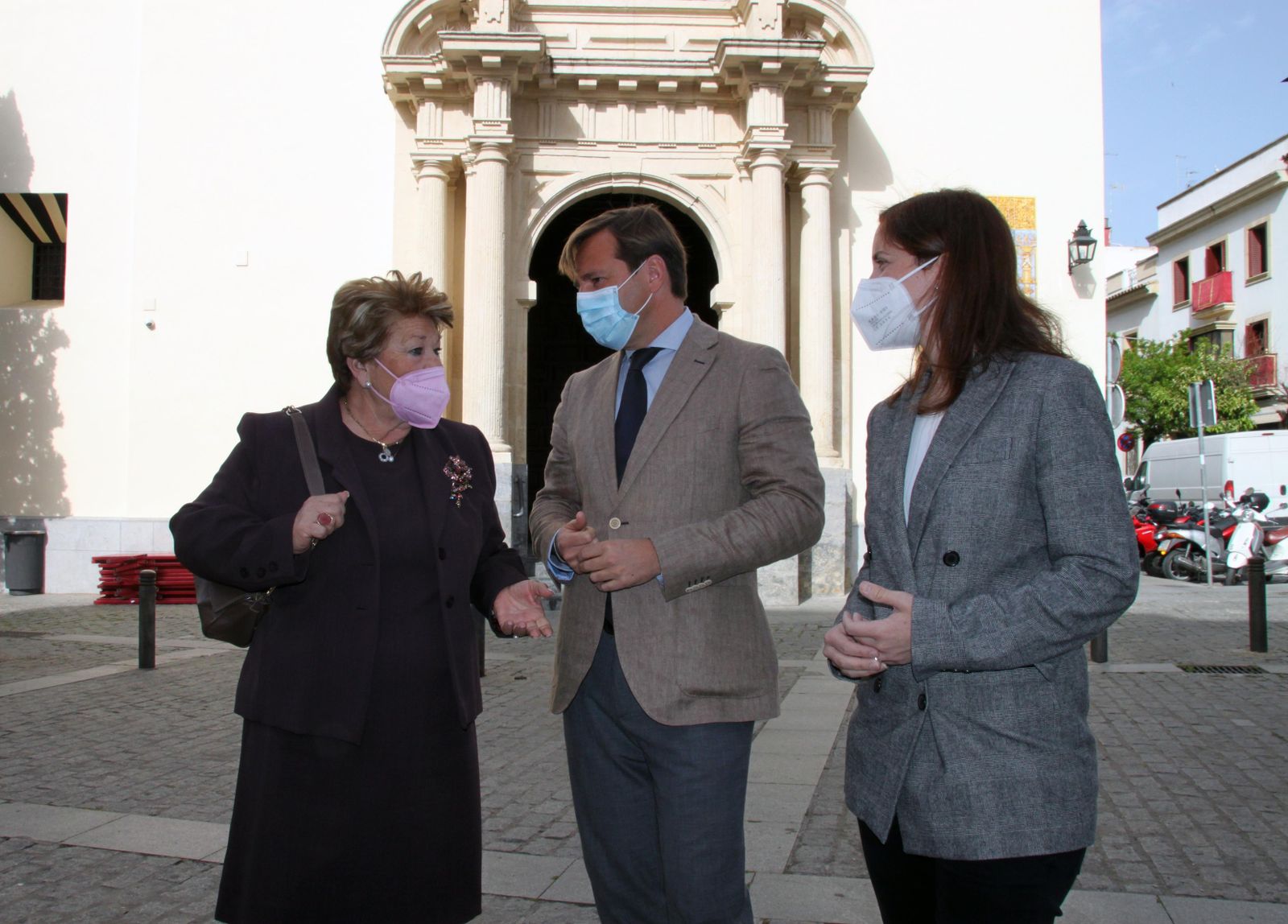 La presidenta del Consejo de hermandades, Olga Caballero, el delegado de la Junta, Antonio Repullo y la delegada territorial, Cristina Casanueva.