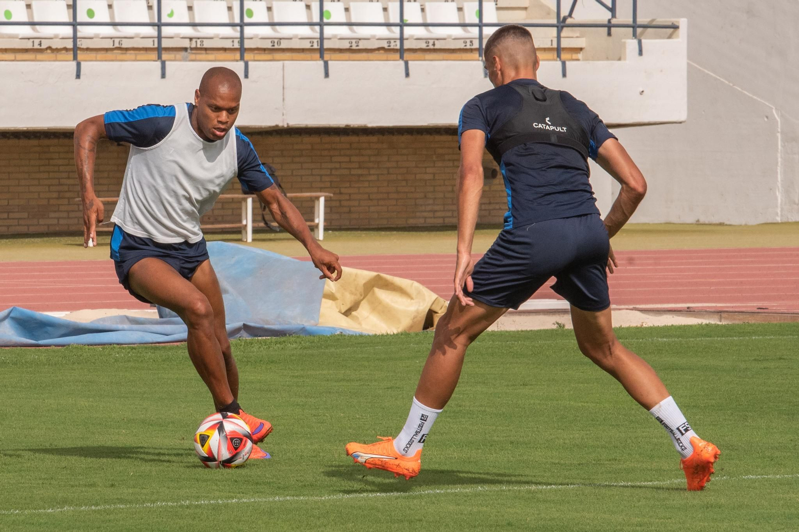 Biabiany con el balón en un entrenamiento.