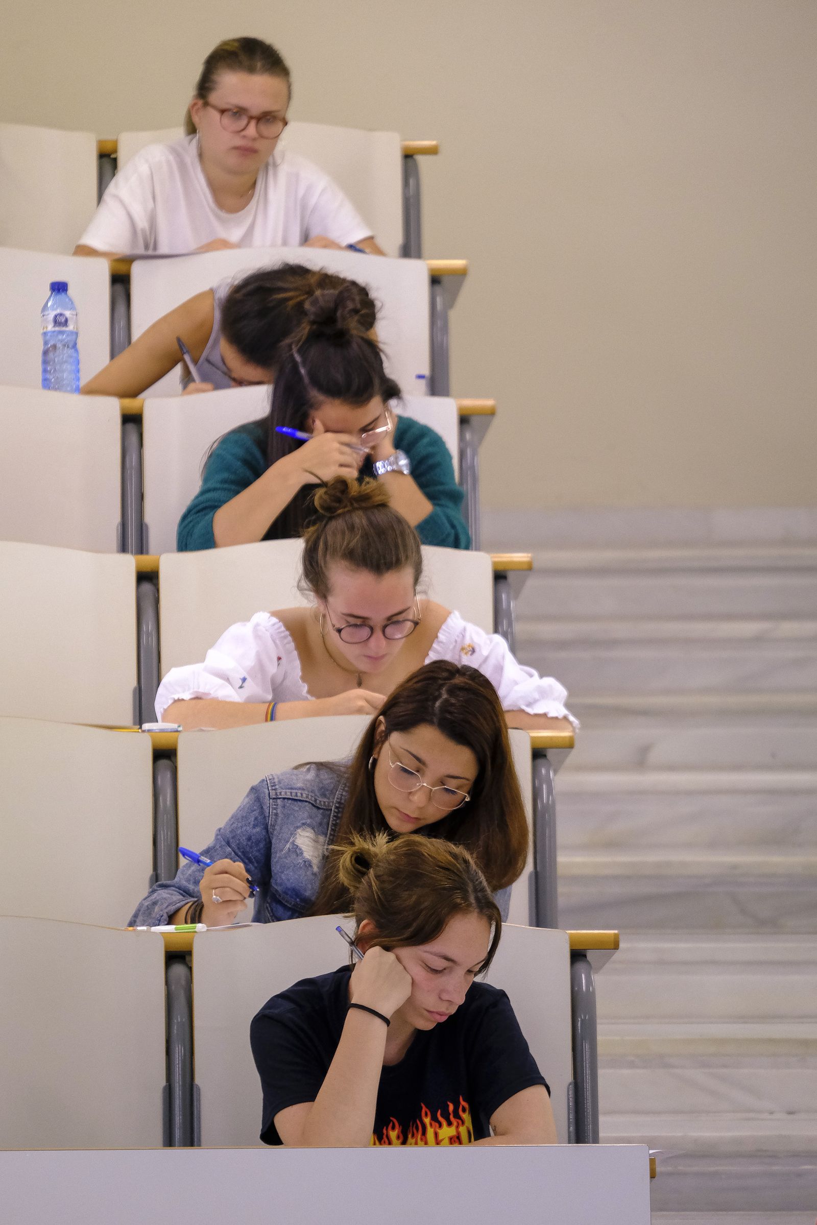 Alumnas en pleno examen de Selectividad el pasado martes en la UCA.
