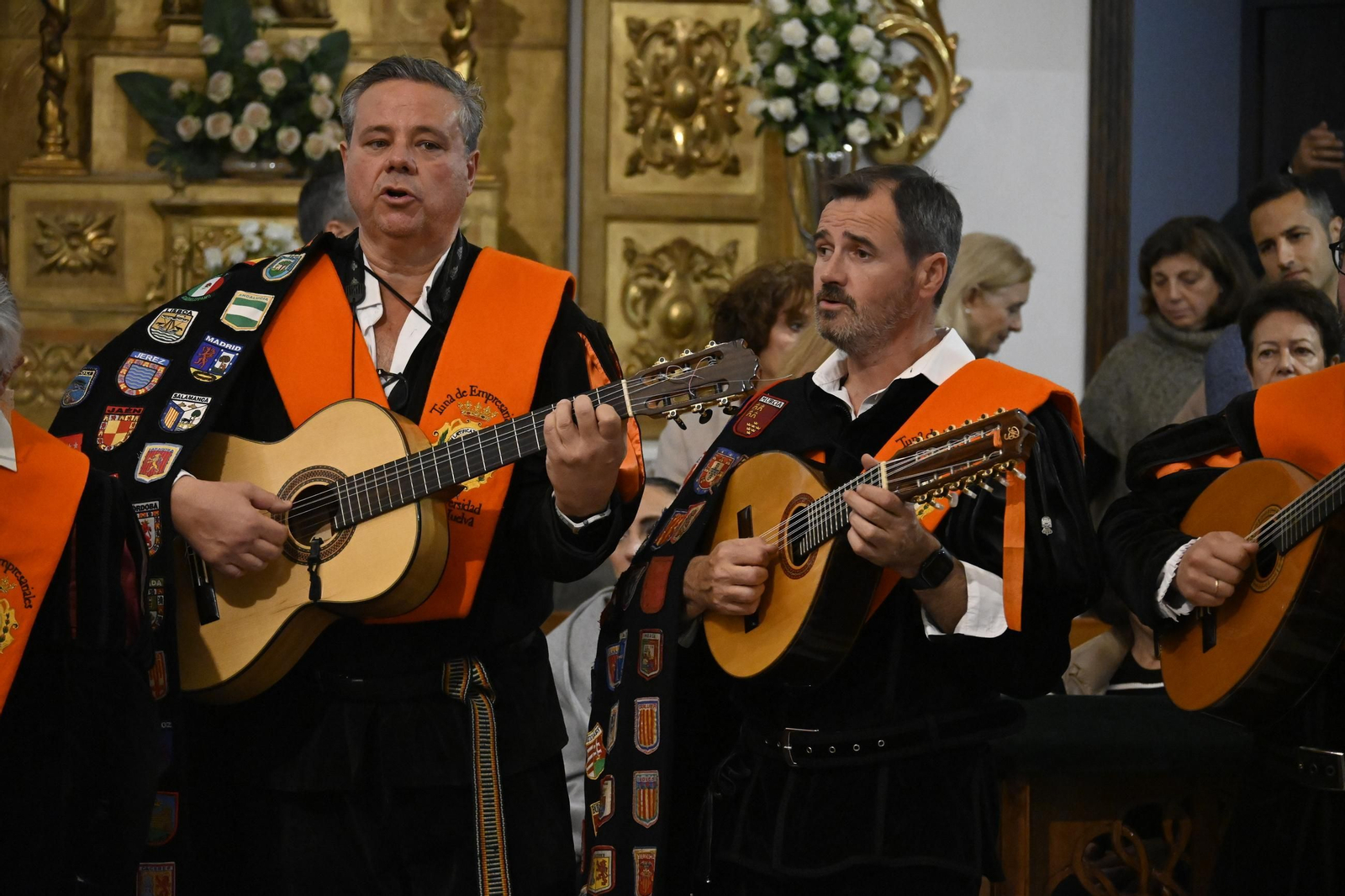 Imágenes de la tradicional tuna de empresariales tocando en el monumento de la Inmaculada
