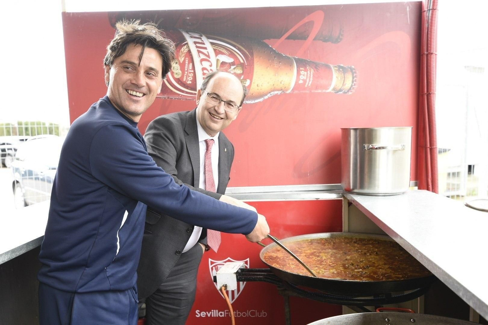 Montella y Castro, en el almuerzo de confraternización del Sevilla FC.
