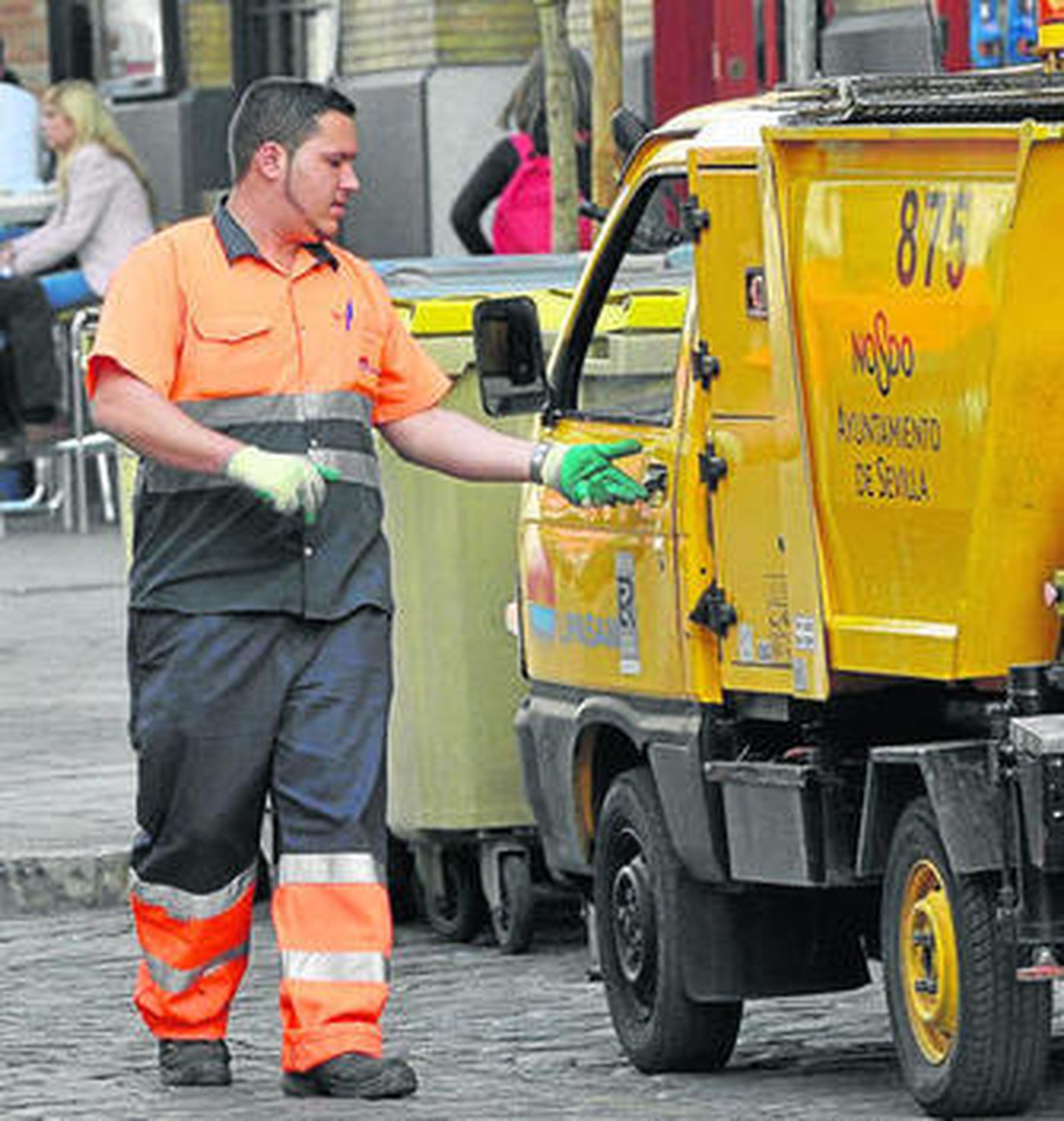 Un operario de Lipasam realiza su trabajo en una calle del centro de la ciudad.