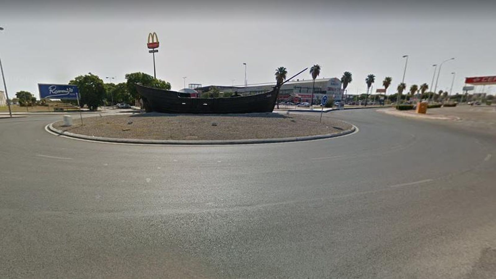 Imagen de la glorieta de Las Américas, donde ha volcado un coche Uber con la pasajeras en su interior.