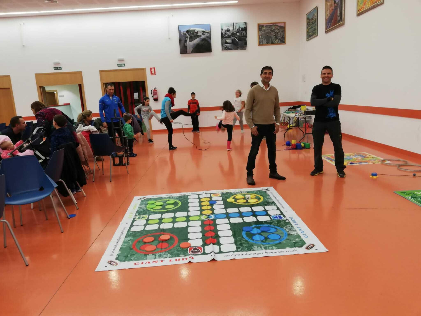 Los concejales Manu Abad y Jesús Pomedio, ante el juego de parchís