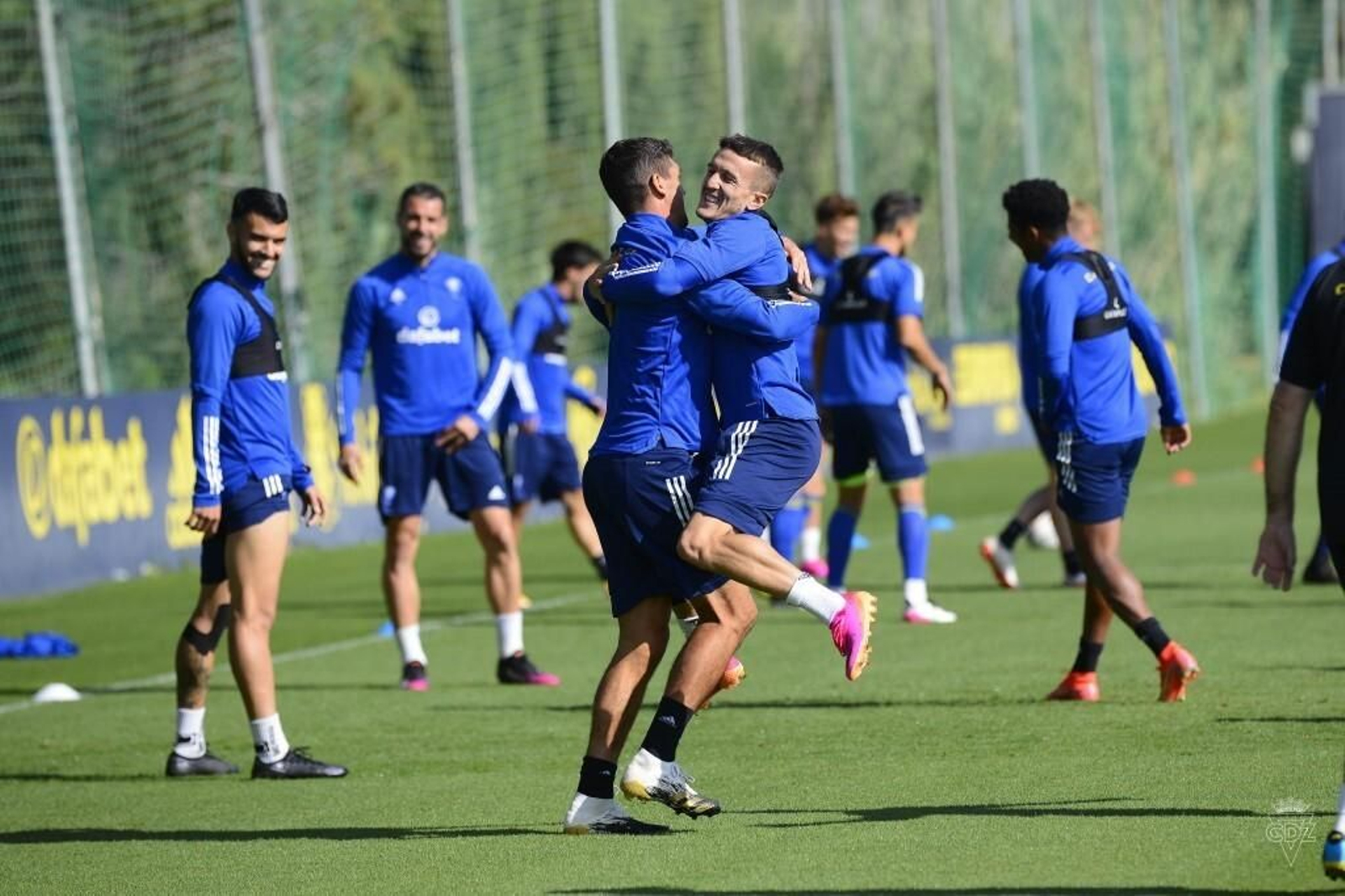 Abrazo entre Garrido y Salvi en el entrenamiento del jueves.