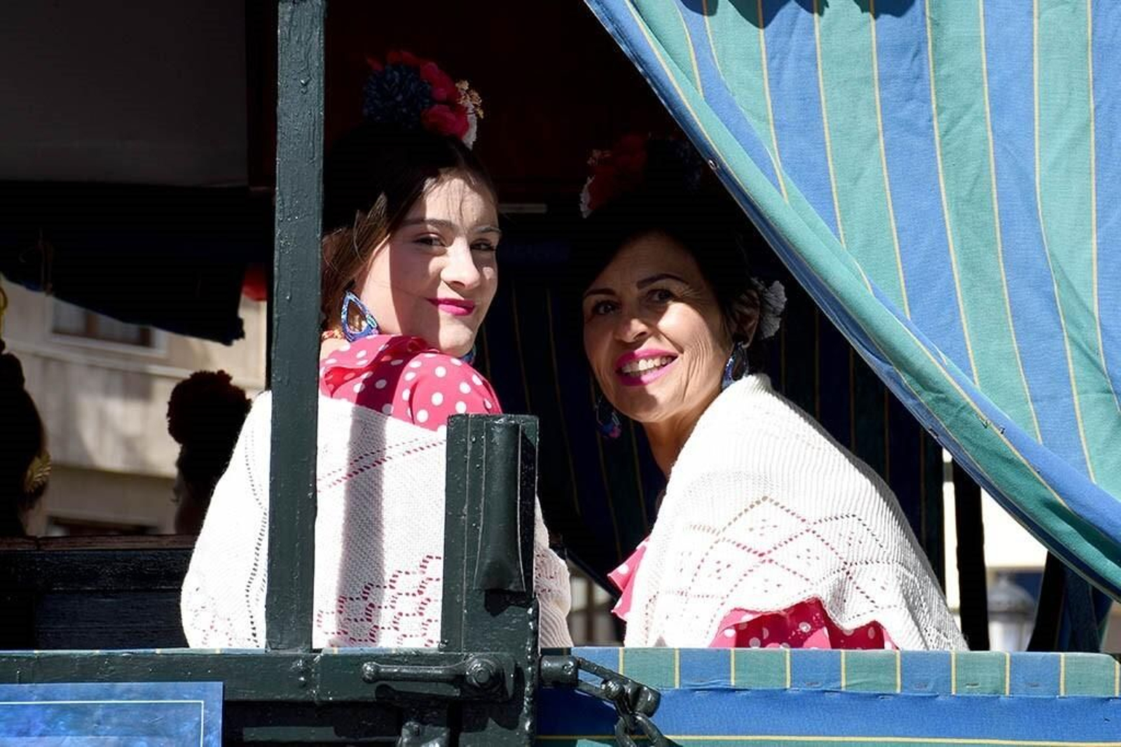 Imágenes de los peregrinos de la Hermandad de Emigrantes en su salida por las calles de Huelva