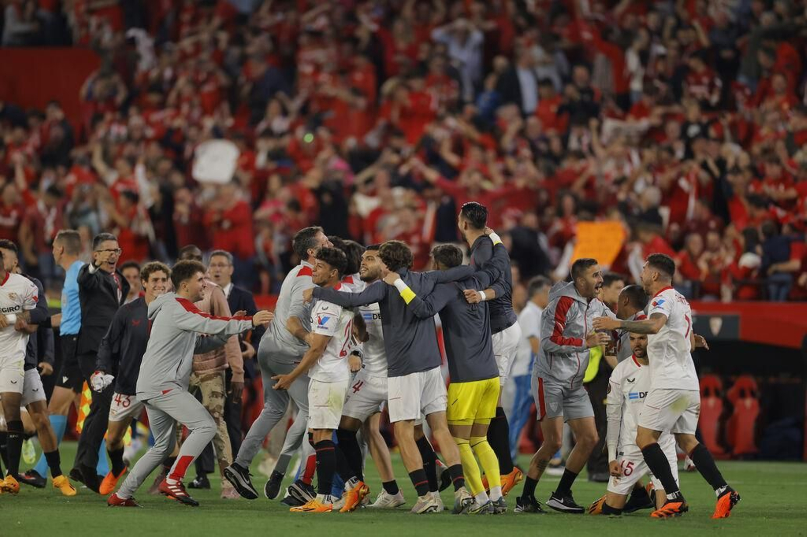 Equipo y afición estallan al final de la semifinal Sevilla-Juventus.