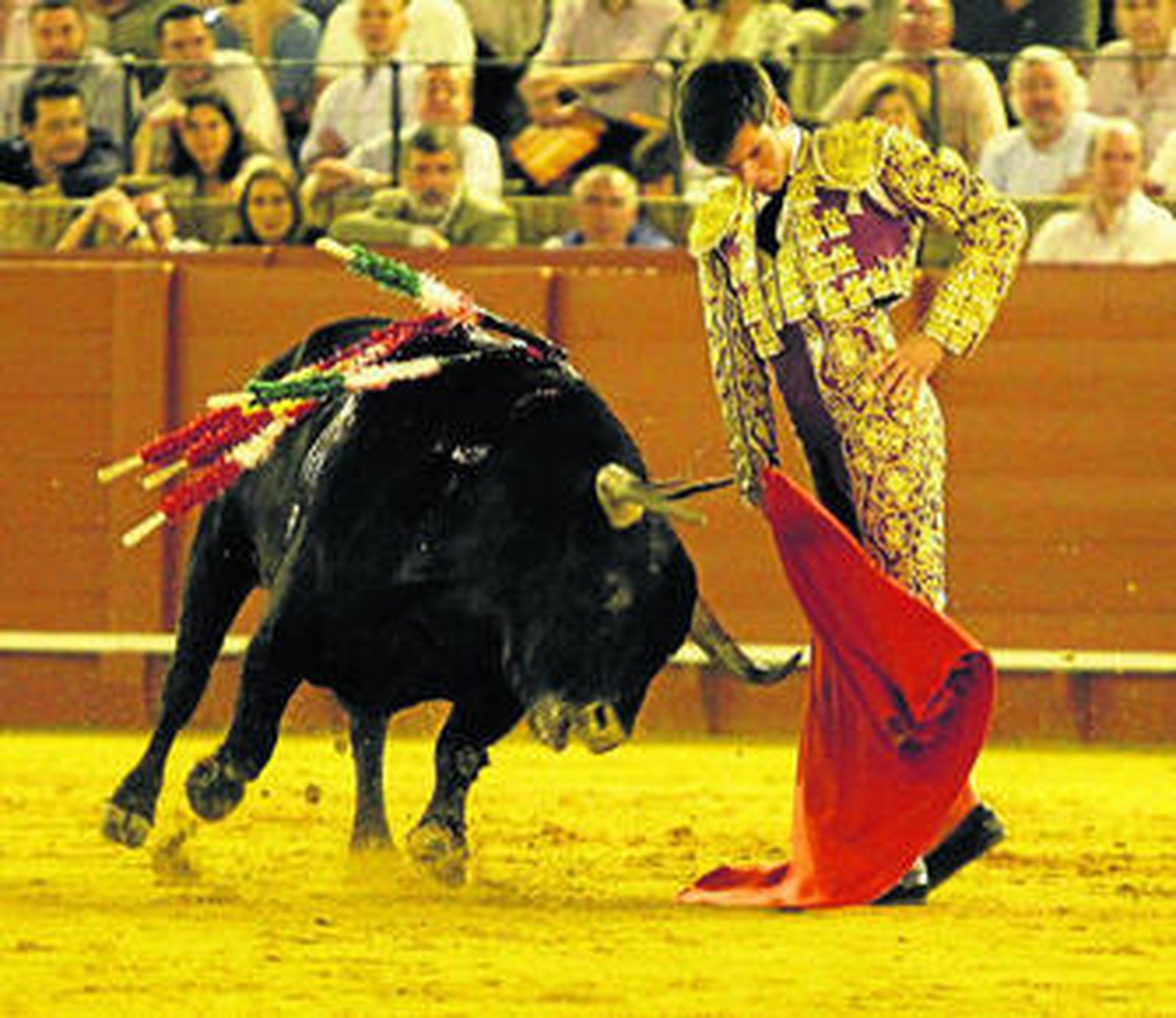 José Garrido, en una trincherilla al sexto novillo, al que cortó la única oreja del festejo.