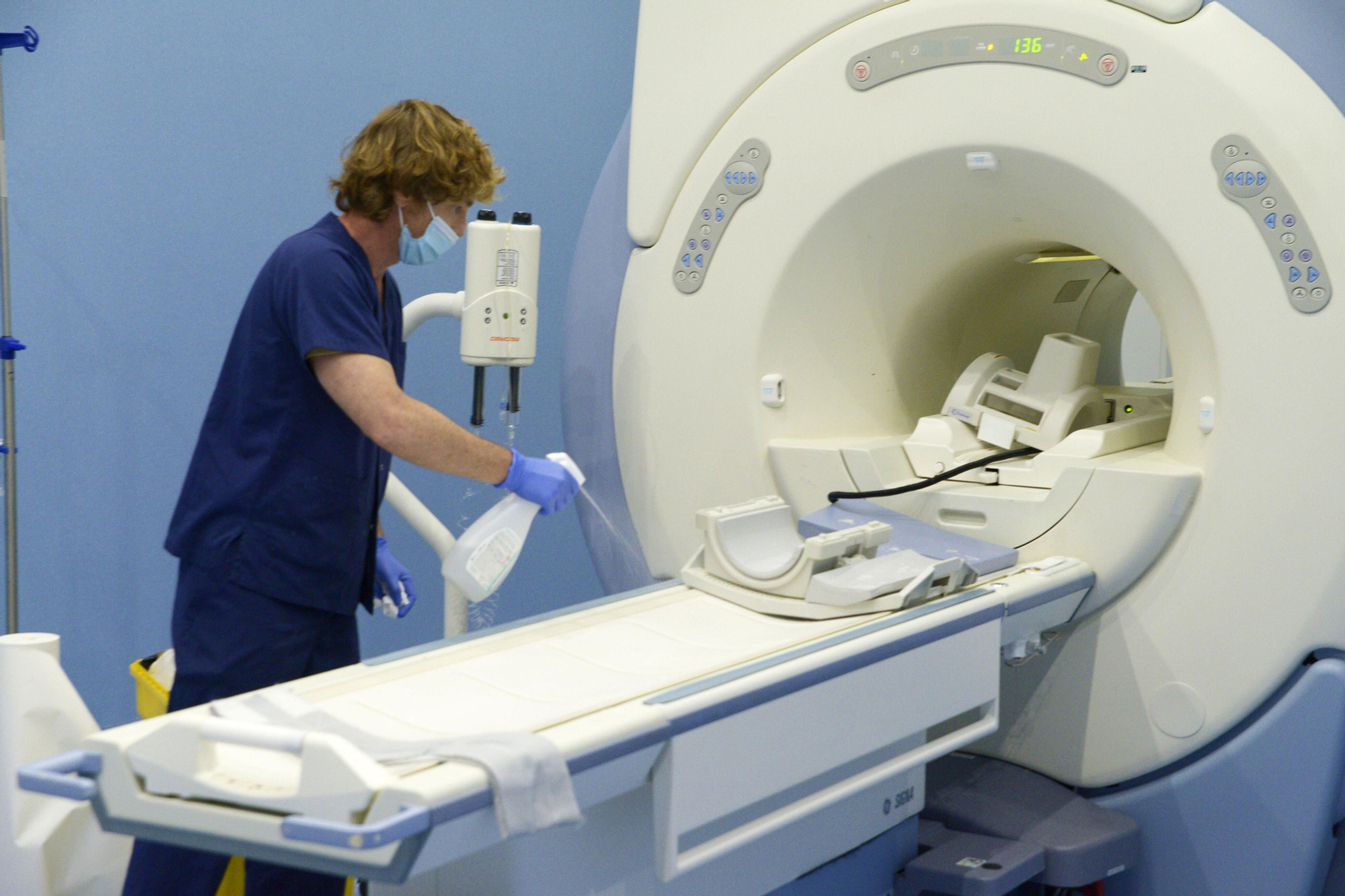 Un profesional desinfecta una máquina de diagnósticos en el Hospital Quirónsalud Campo de Gibraltar.