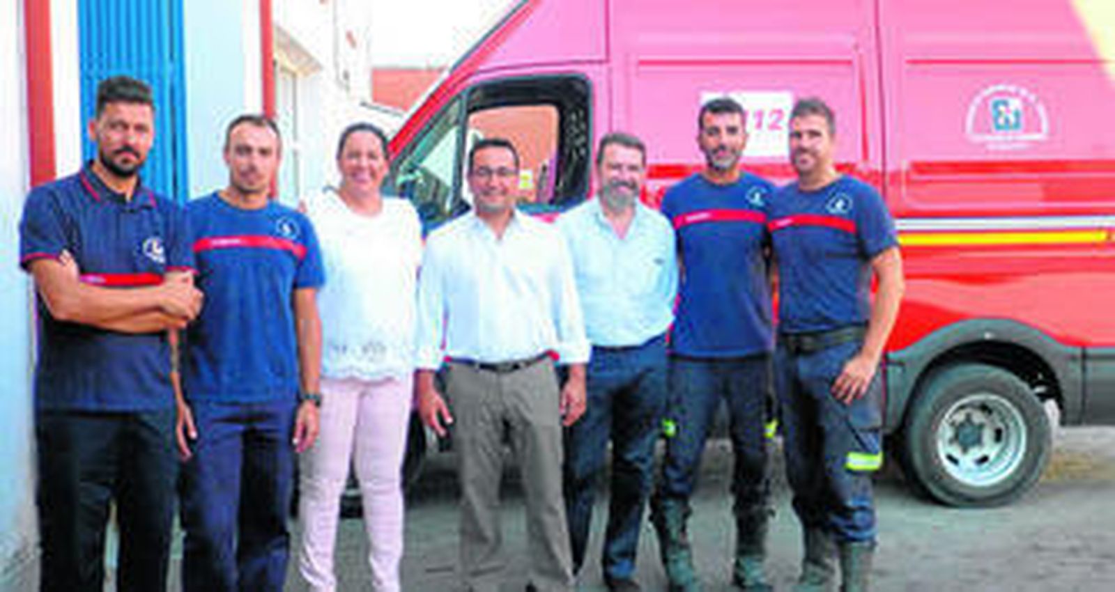 Dolores Amo y Jesús Rojano, en el centro, ayer en el parque de bomberos de Baena.