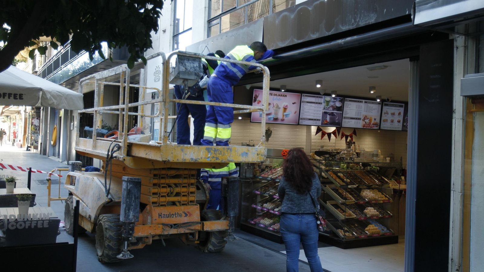 Momento de la retirada de uno de los rótulos ilegales.