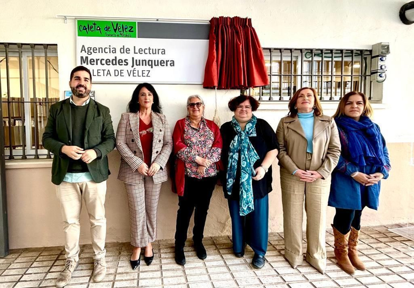 Placa conmemorativa de Mercedes Junquera en la Agencia de Lectura