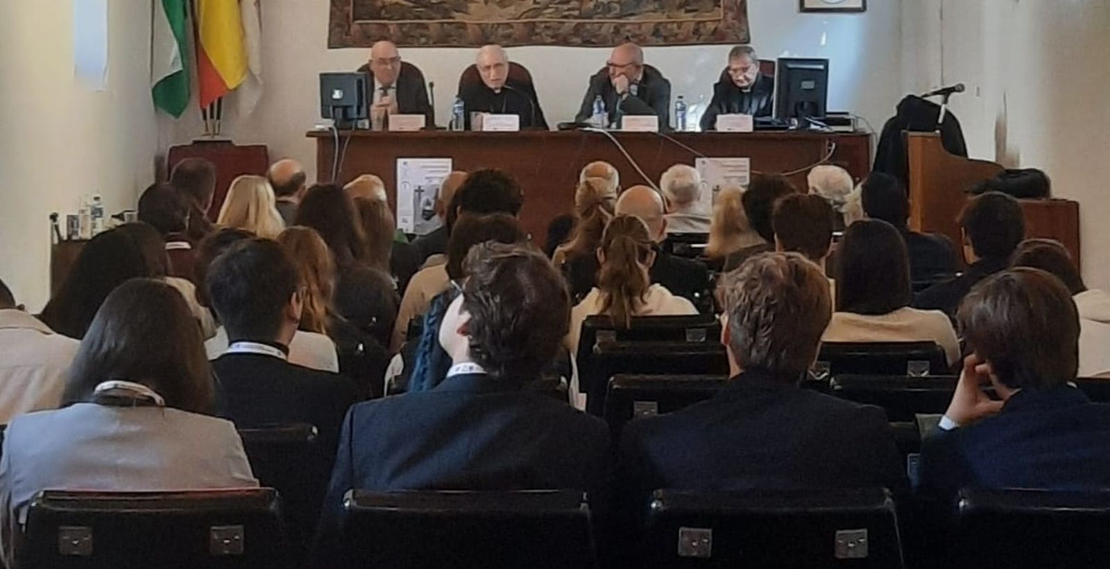 Rouco Valera, en el centro, durante su exposición en el congreso.