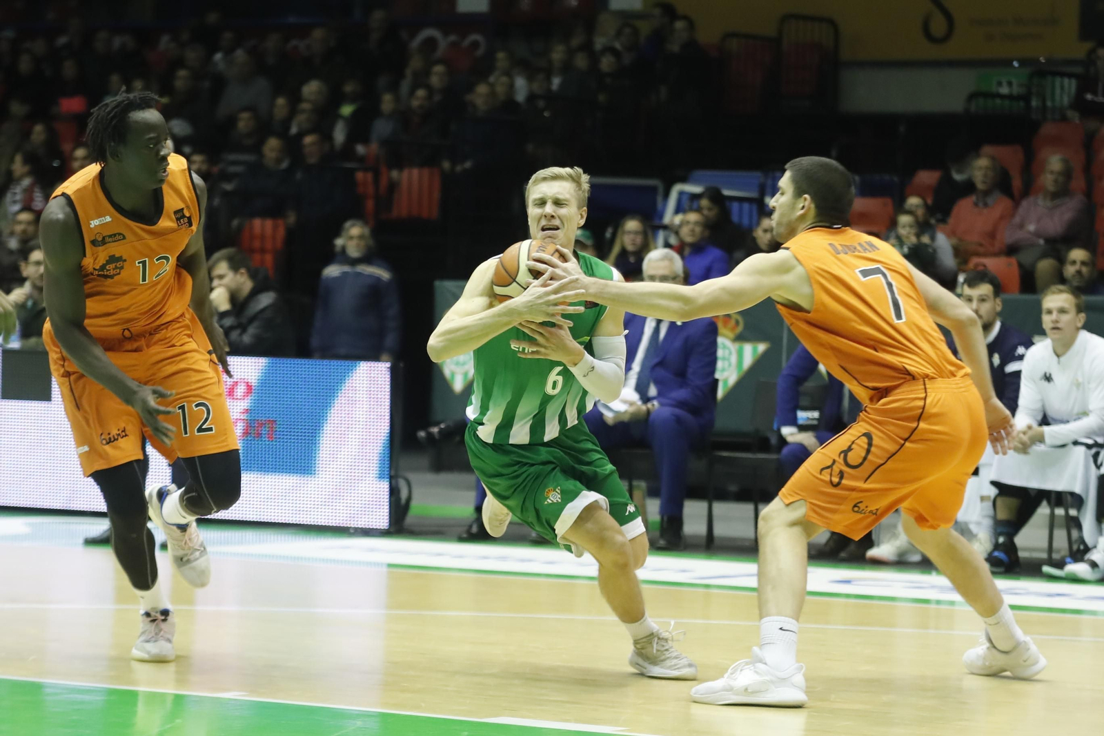 El sueco Borg intenta una penetración ante la dura defensa de Djuran.