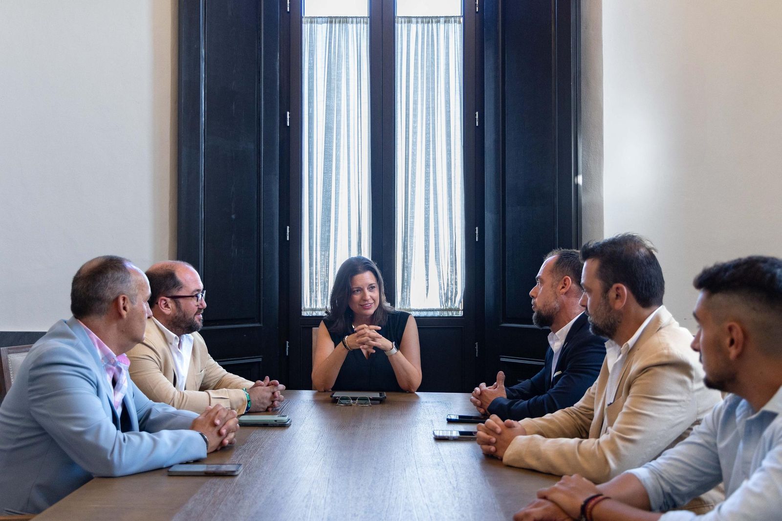 imagen de la reunión de la alcaldesa con la nueva junta de la JCC.