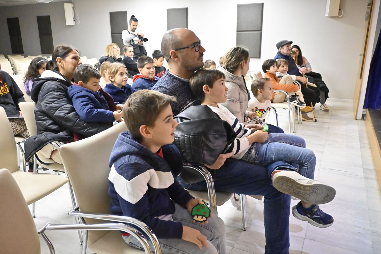 Las fotografías el taller que ofrece la Fundación Cajasol más espectáculo variado con Triky Trake