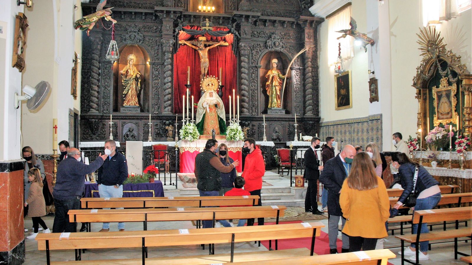 Una imagen de la exposición a los fieles de María Santísima de la Amargura.