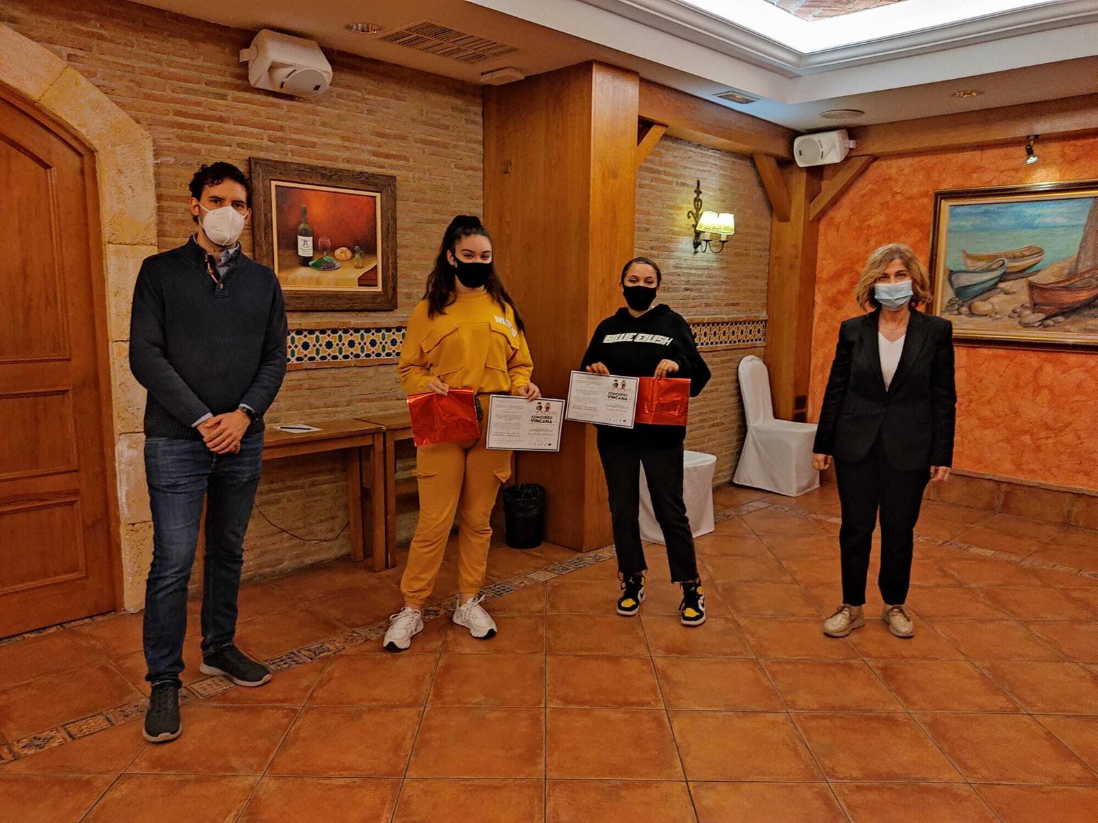 La concejal Paola Laynez entregó los premios.