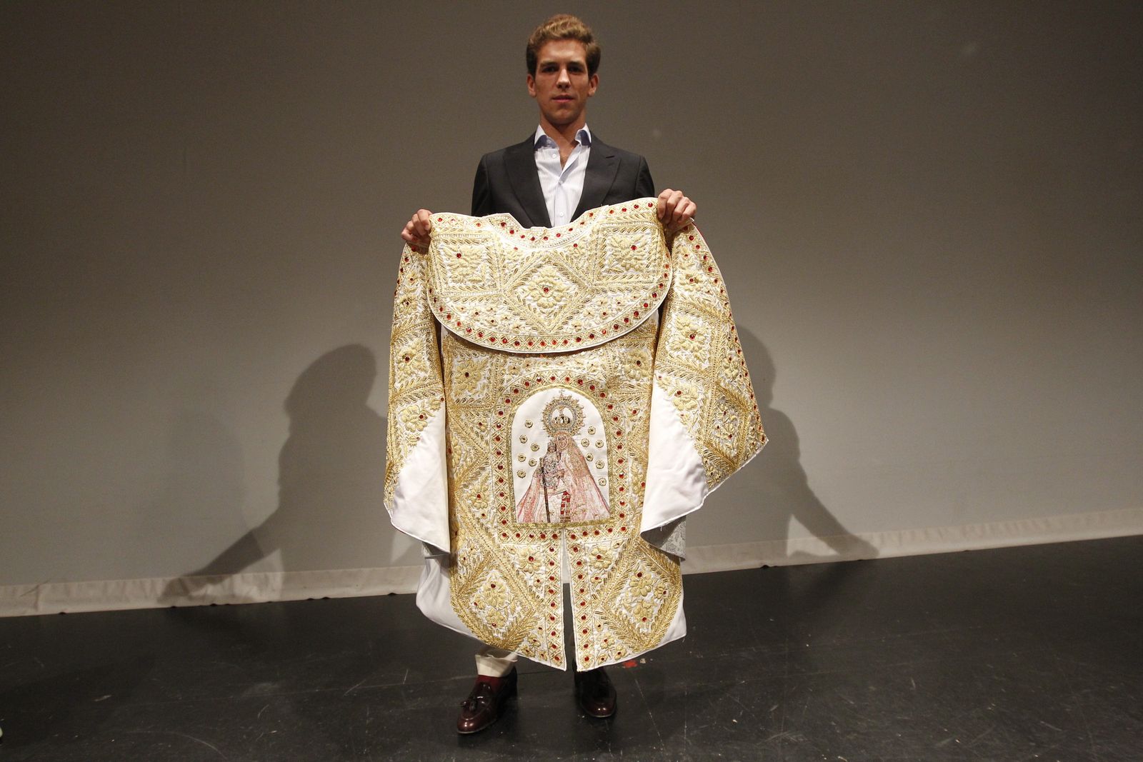 Fotogalería entrega capote de paseo al torero Ginés Marín. Feria de Almería 2019