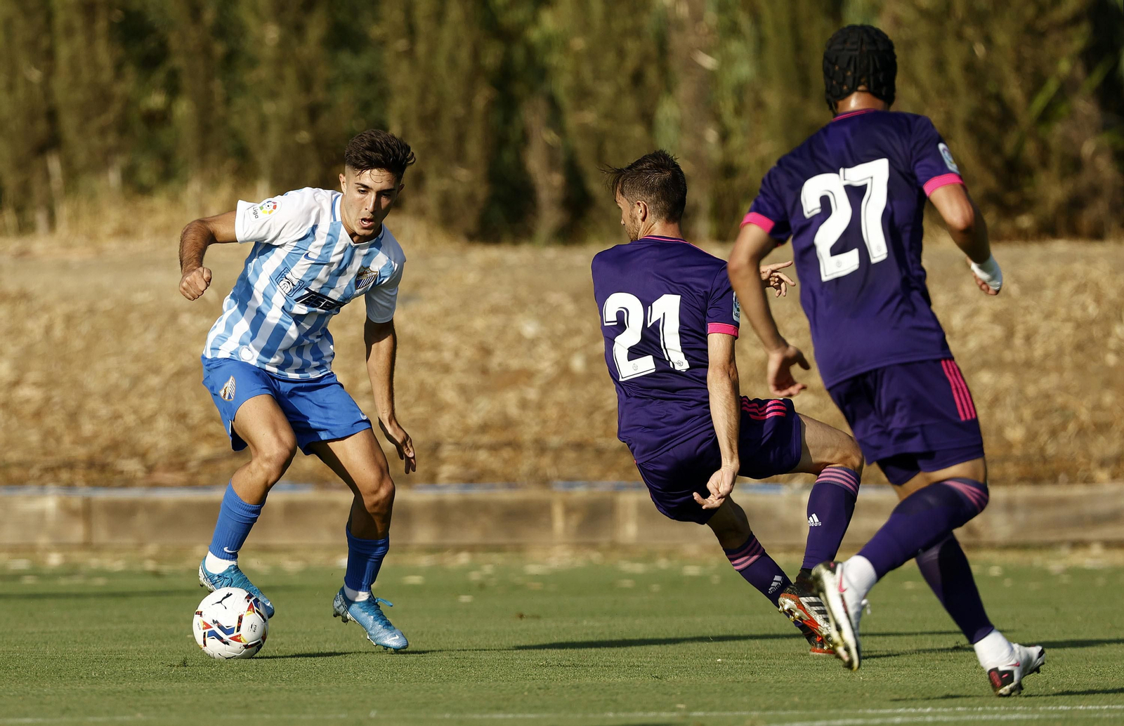 Julio se perfila para buscar la portería. Julio se perfila para buscar la portería.