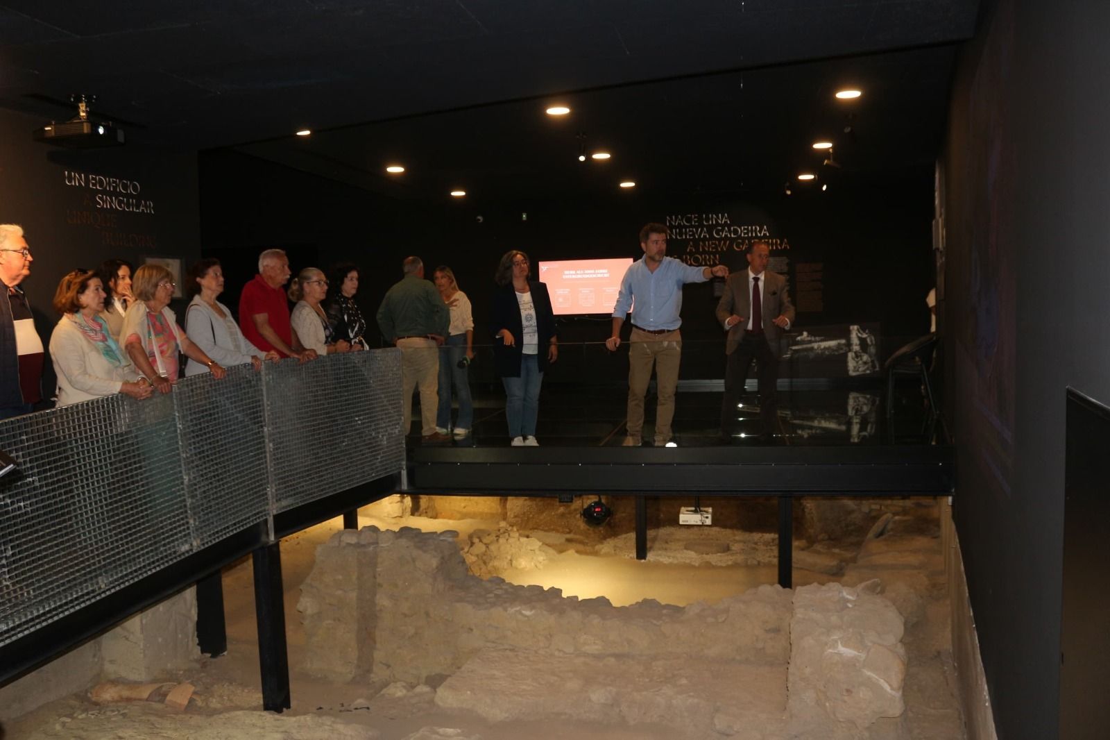José María Román  y los mayores de La Soledad visitan el centro fenicio Nueva Gadeira.