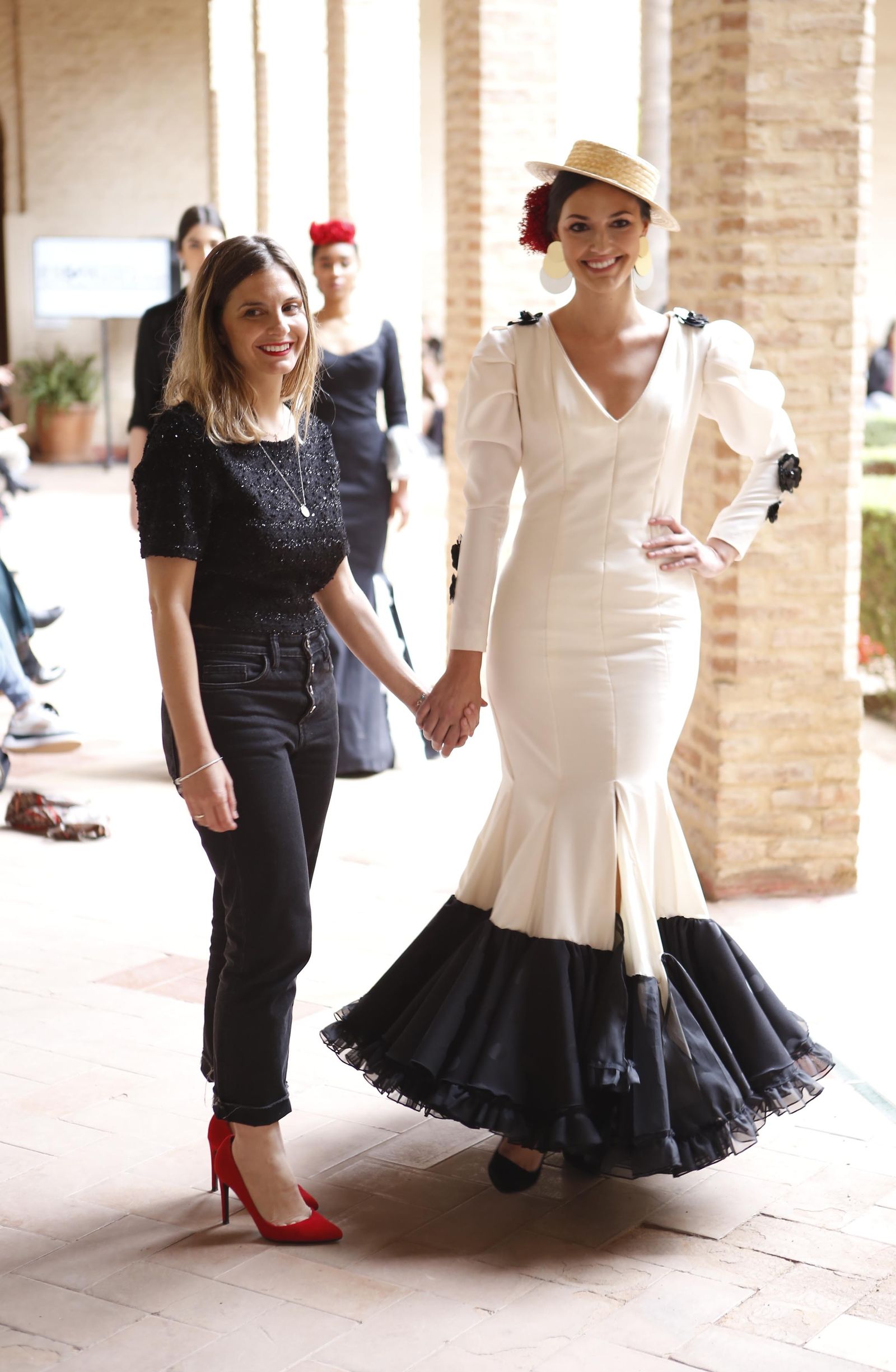Pasarela Wappíssima 2019, el cuarto desfile colectivo de alumnos de ESSDM en imágenes. Irene Mora junto a su diseño.