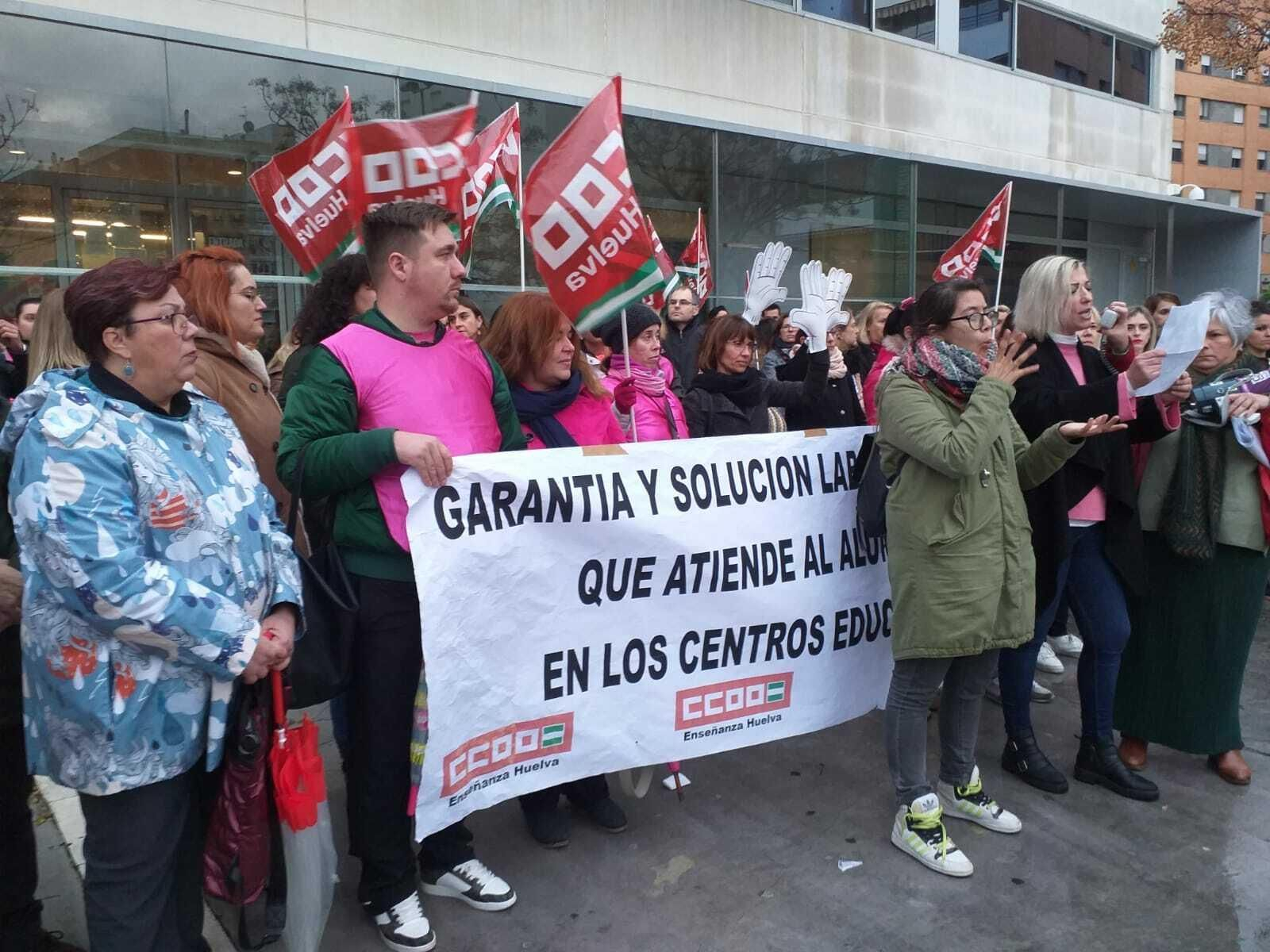 Mónica Rossi durante la concentración de PTIS de Huelva.
