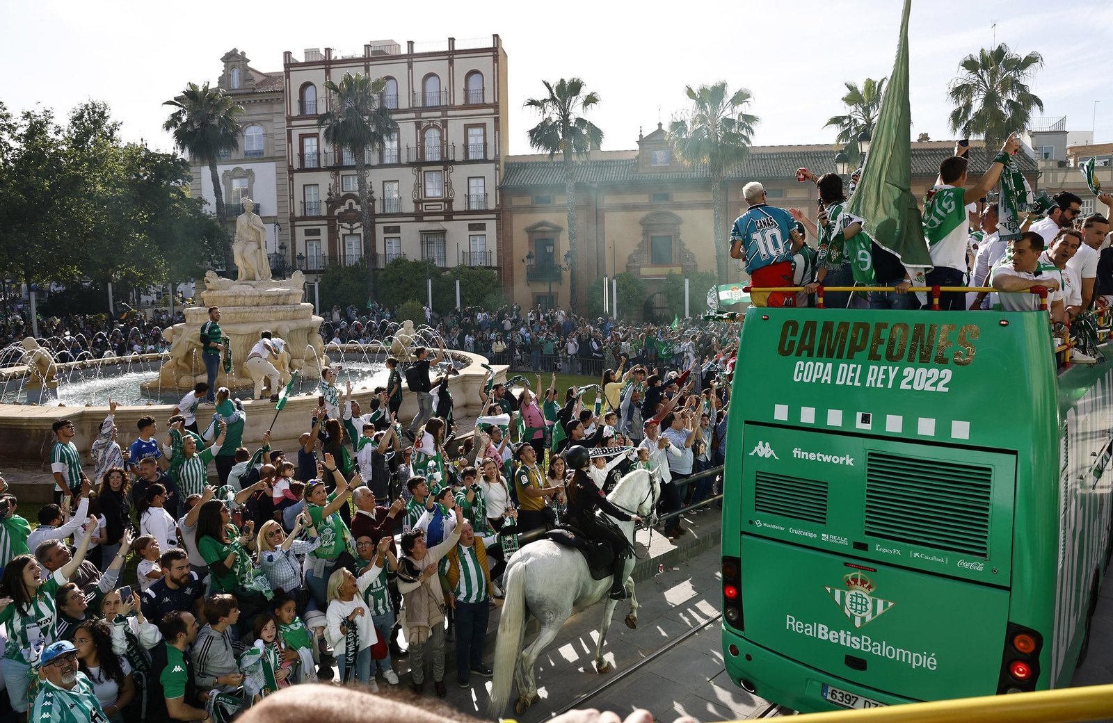Las imágenes de la celebración del Betis por las calles de Sevilla