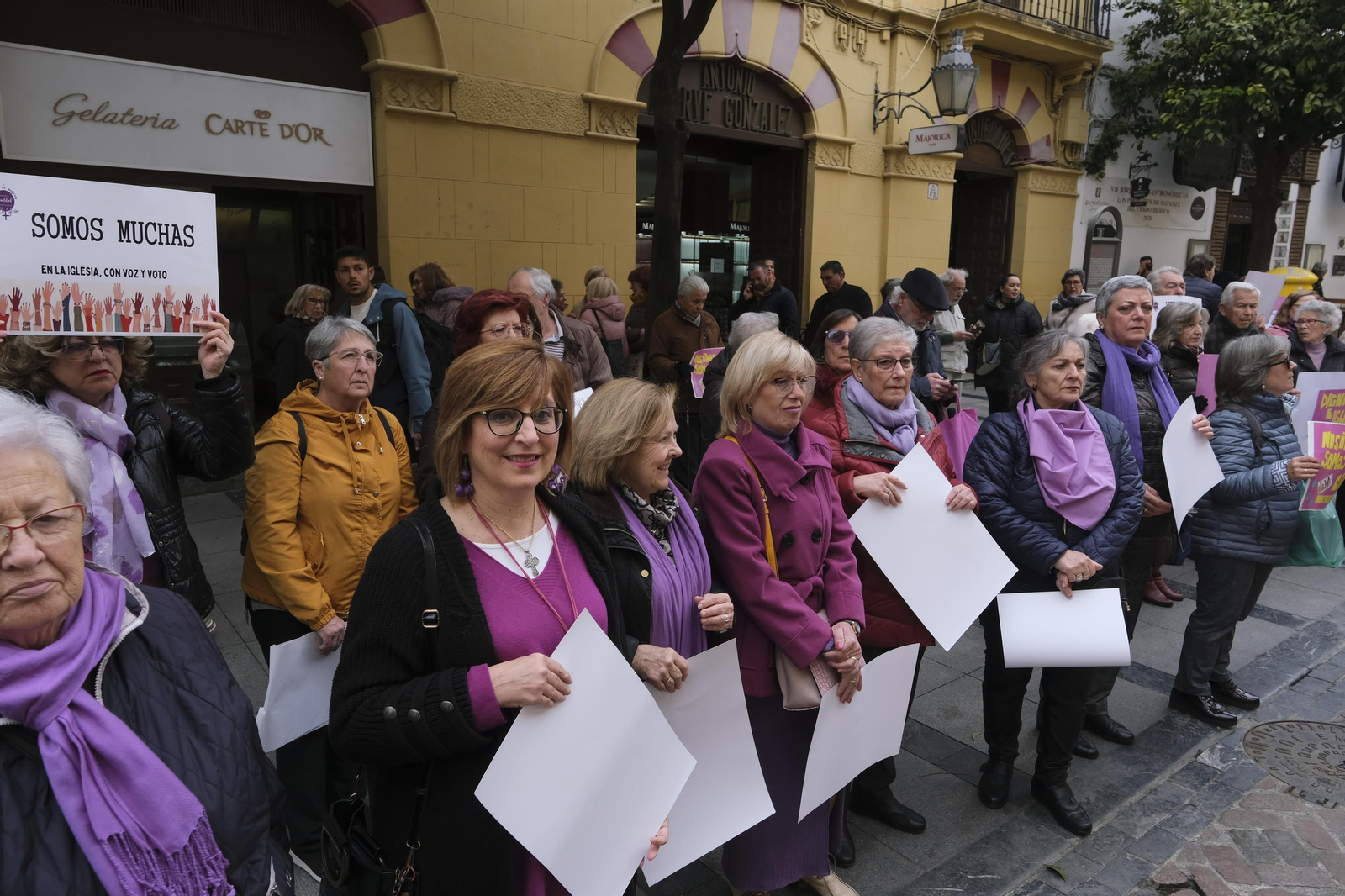 La concentración de la Revuelta de mujeres en la Iglesia en la Mezquita-Catedral de Córdoba, en imágenes