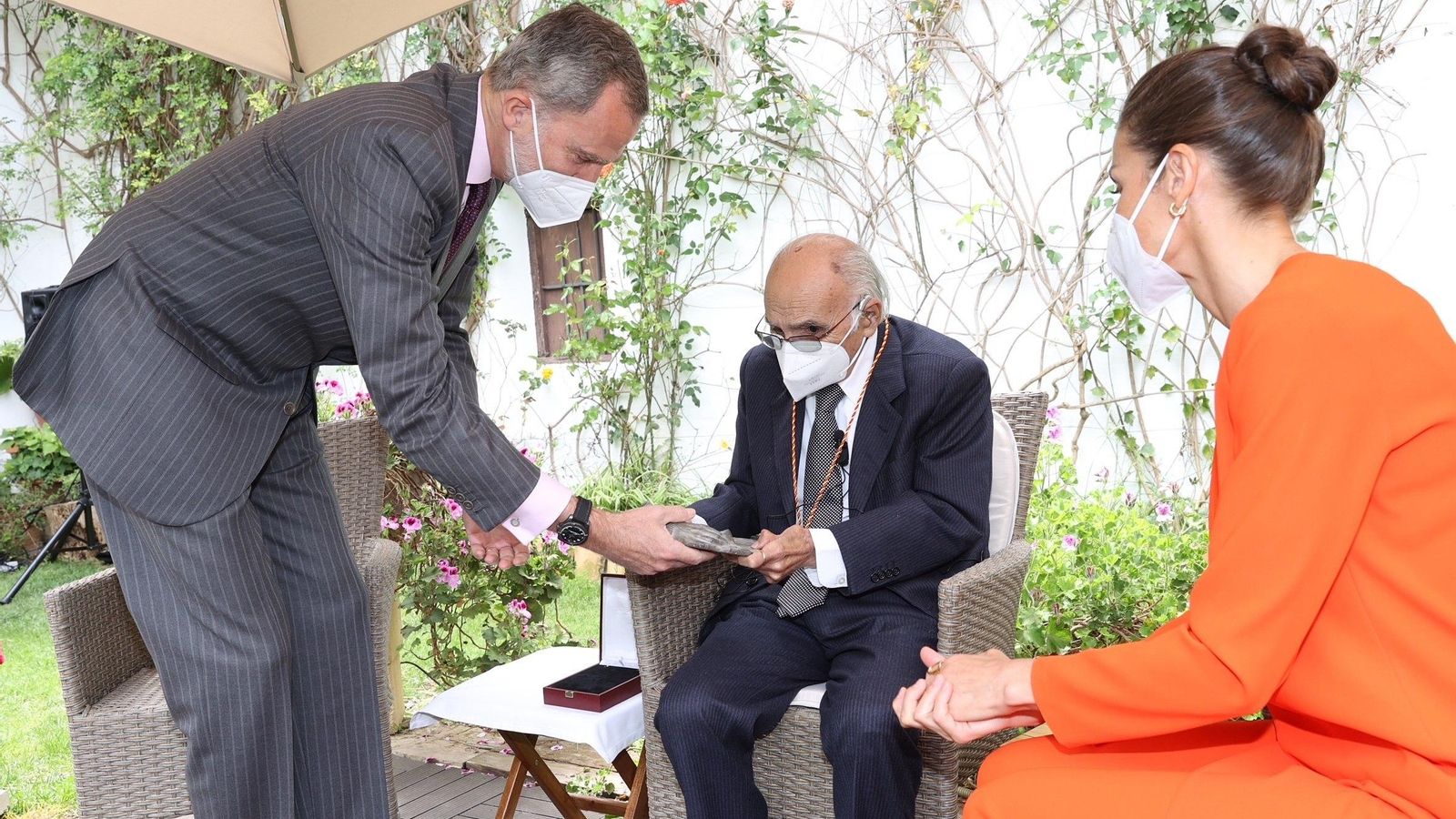 El poeta, la pasada semana en su casa, donde recibió el Premio Cervantes de los Reyes Felipe y Letizia.