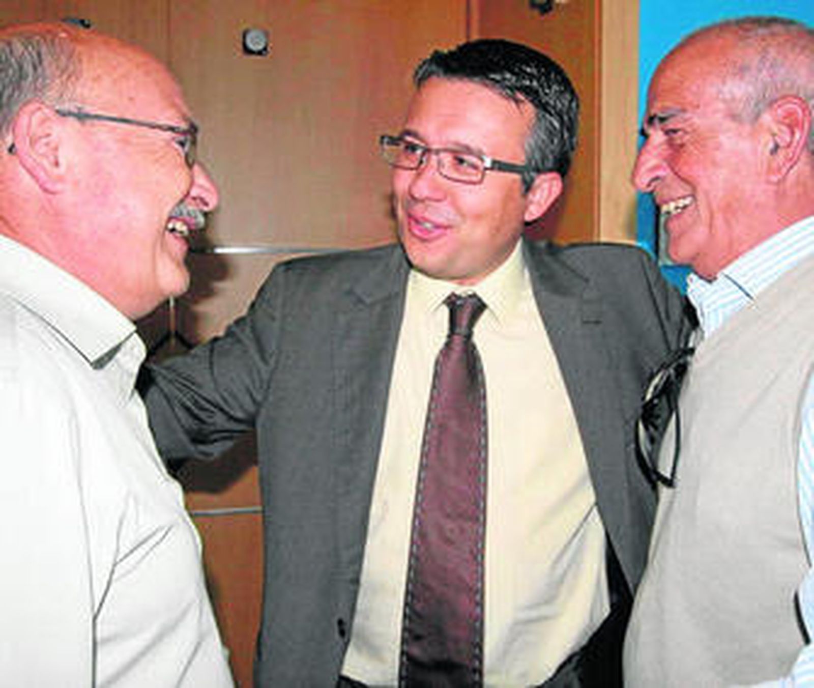 El alcalde, en el centro, junto a Garralón, a la izquierda, y Toribio Hernández, a la derecha.