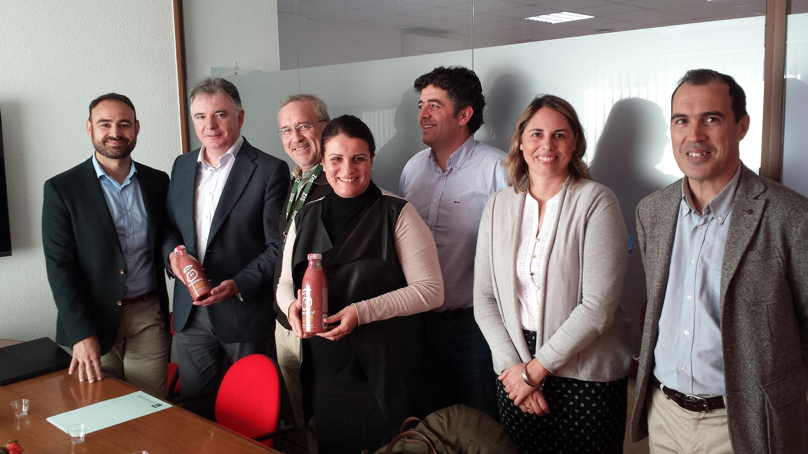 Un momento de la visita de los delegados provinciales a la empresa SVZ Almonte.