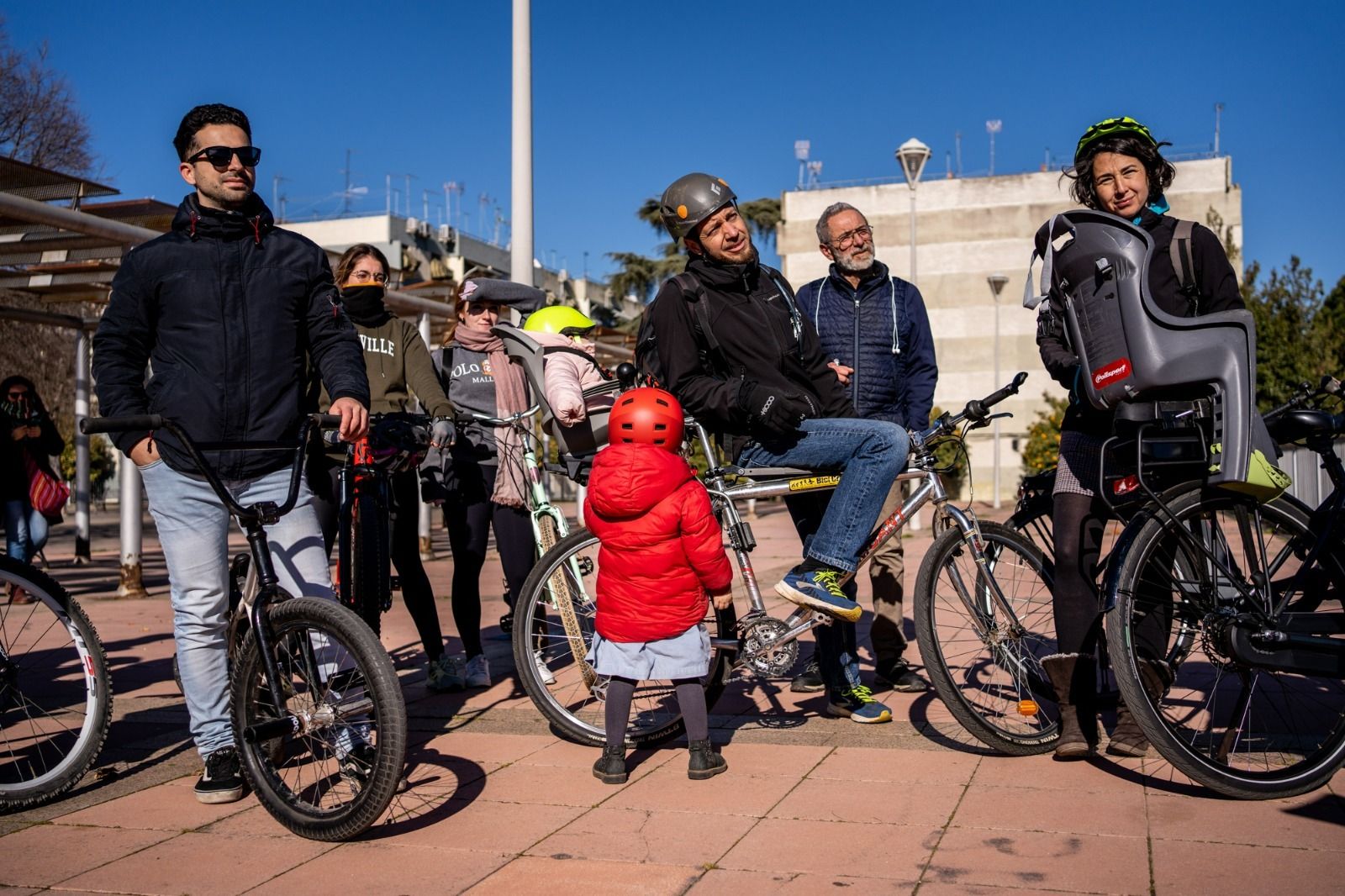Una ruta en bici por Córdoba para reflexionar sobre habitabilidad y movilidad sostenible, en fotografías