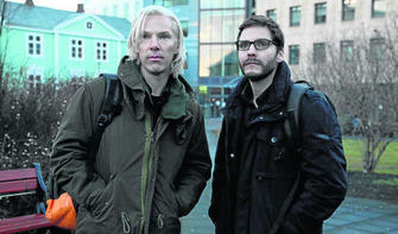 Benedict Cumberbatch como Julian Assange y Daniel Brühl, en una escena de 'The Fifth State'.