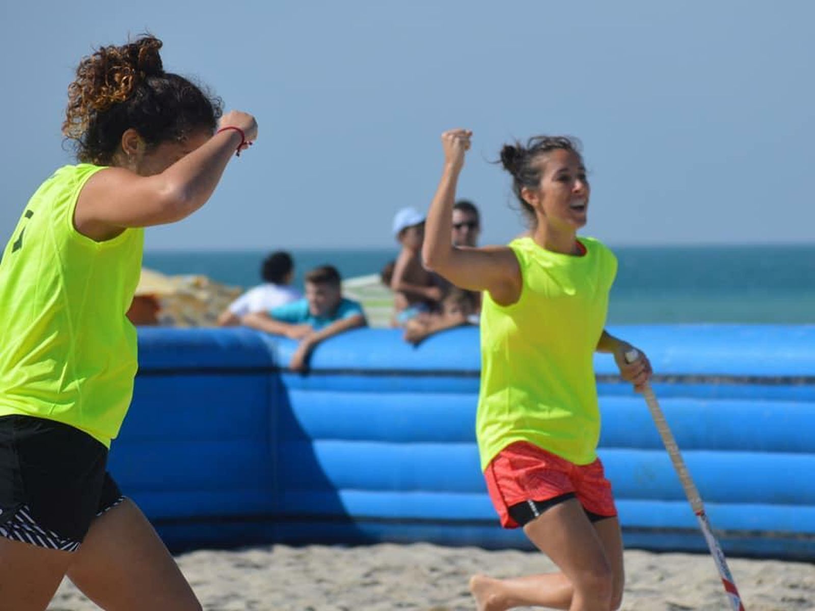 El torneo de hockey en la playa de Camposoto, en el pasado verano.