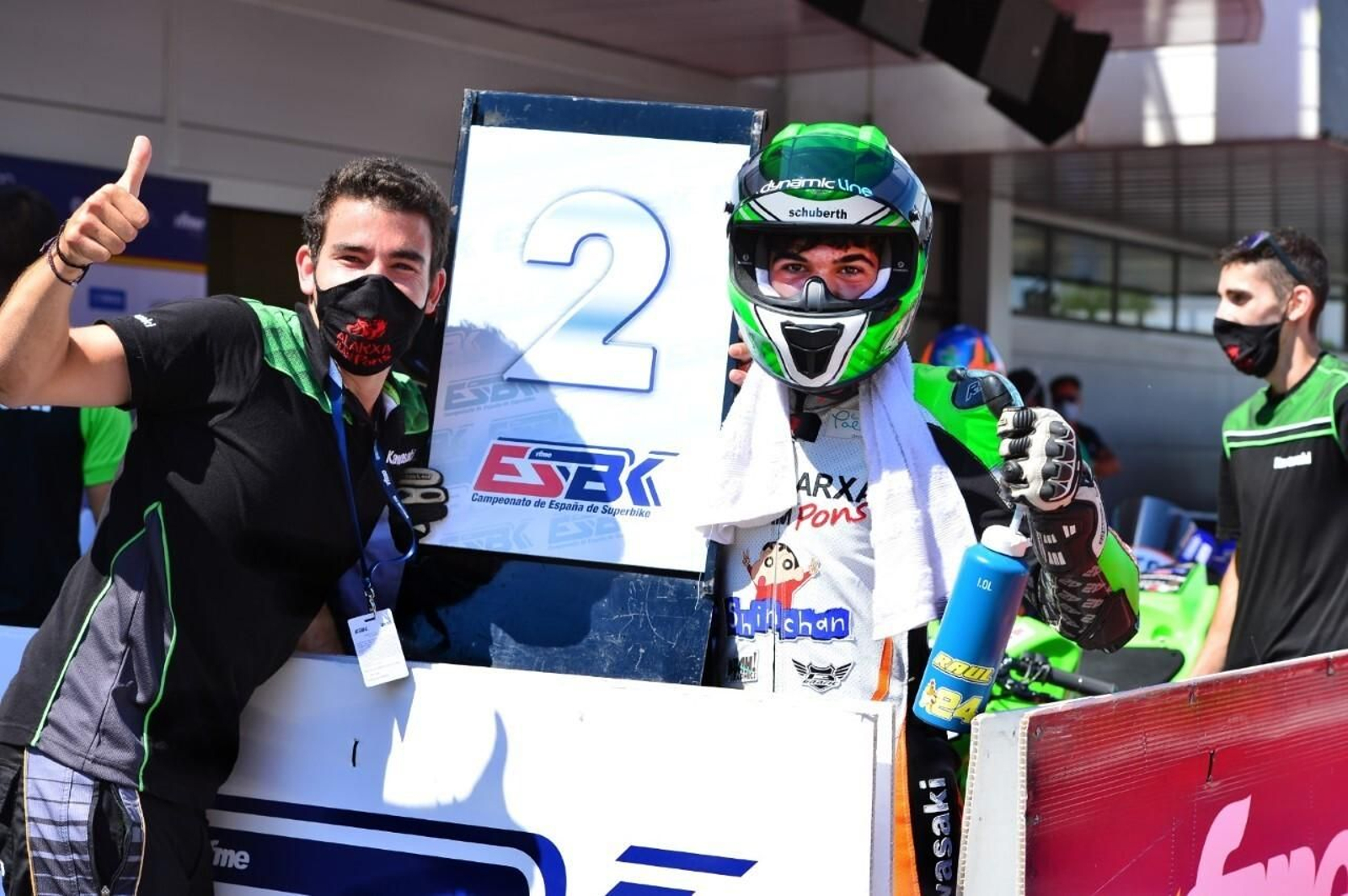 El joven piloto Raúl Pérez, junto a su jefe de equipo, Arnau Pons.