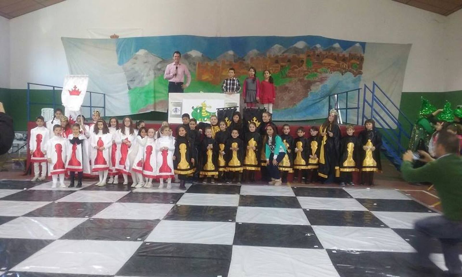 Imagen de los niños disfrazados de piezas de ajedrez.