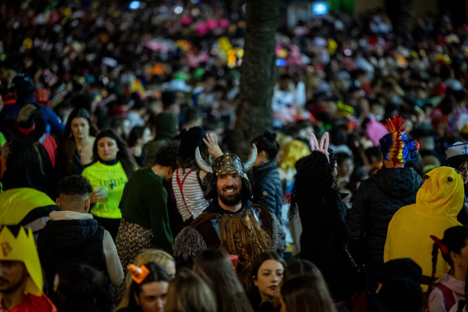 Sábado de Carnaval: La plaza de la Catedral vuelve a concentrar el macrobotellón en Cádiz