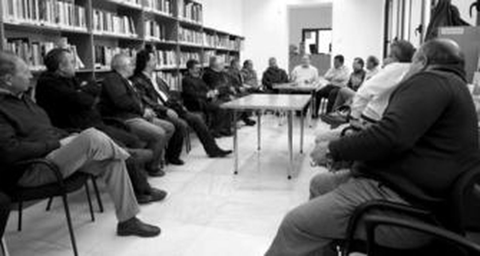 Los taxistas se reunieron ayer con el concejal Javier Soto.