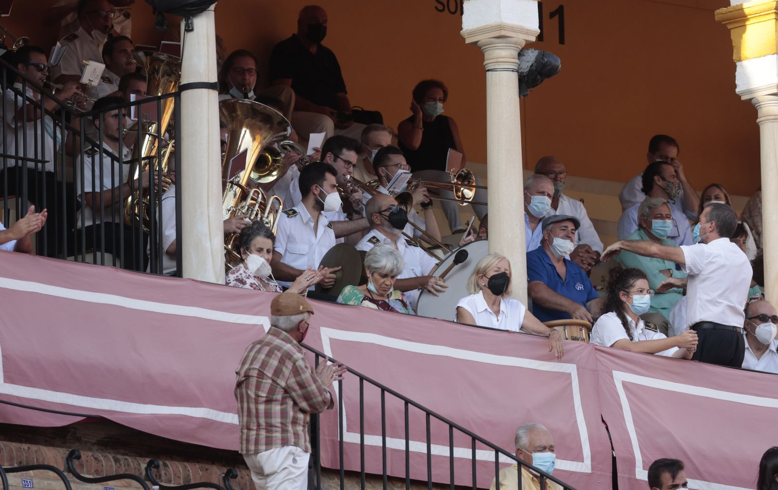 La Banda de Música del Maestro Tejera interpretando un pasodoble ayer en la plaza de toros de la Maestranza.