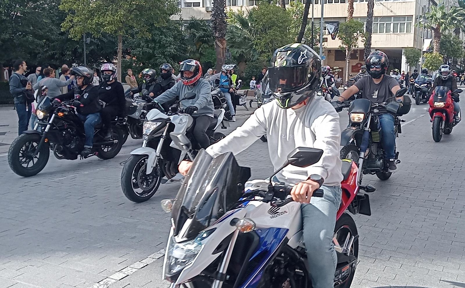 Imágenes de la concentración motera en memoria de Hugo Millán por las calles de Huelva