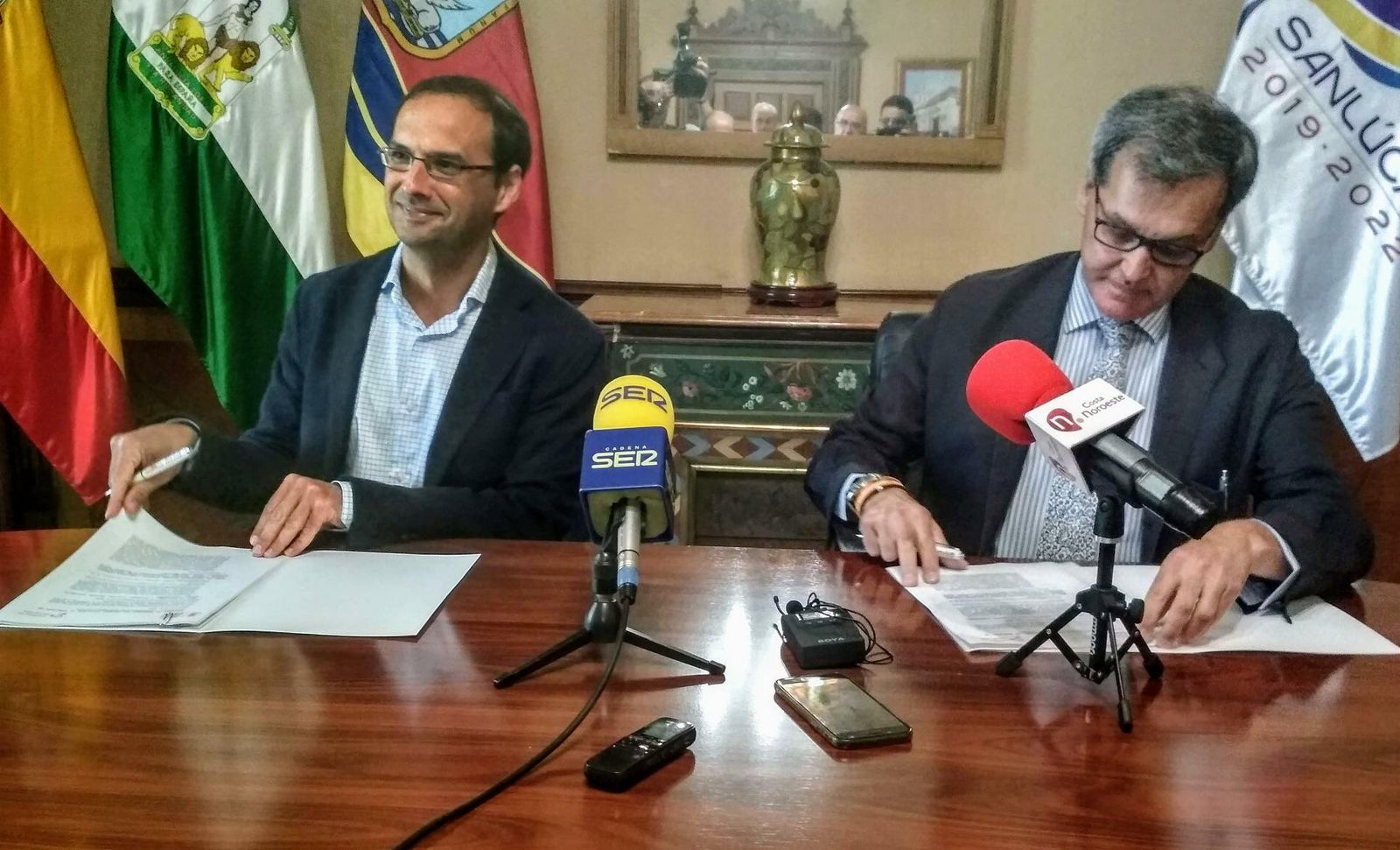 El alcalde de Sanlúcar, Víctor Mora (PSOE), y el portavoz de Ciudadanos, Javier Gómez Porrúa, firmando el acuerdo.